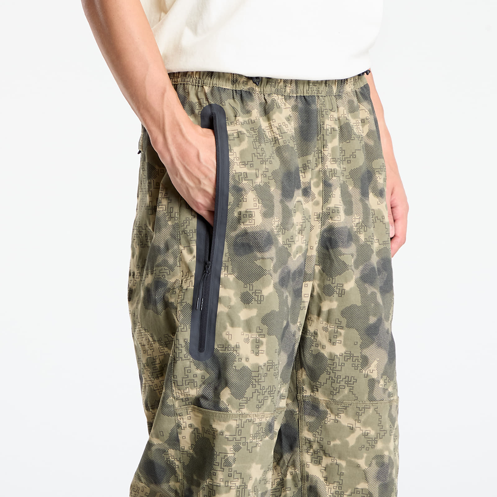 Pantalones de hombre Nike Tech Men's Dri-FIT Woven Camo Loose-Fit Pants Neutral Olive/ Black