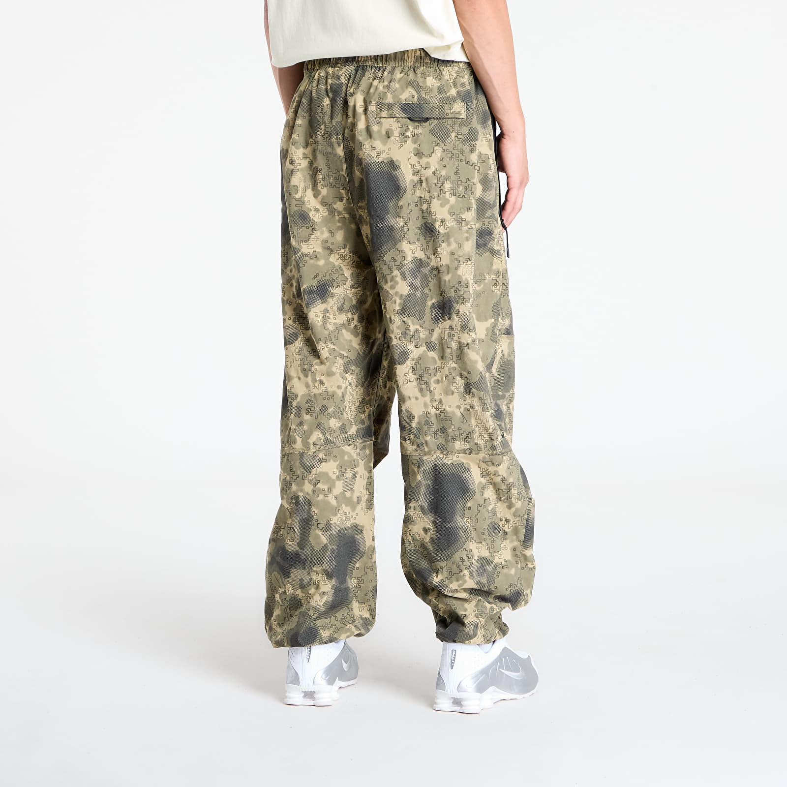 Pantalones de hombre Nike Tech Men's Dri-FIT Woven Camo Loose-Fit Pants Neutral Olive/ Black