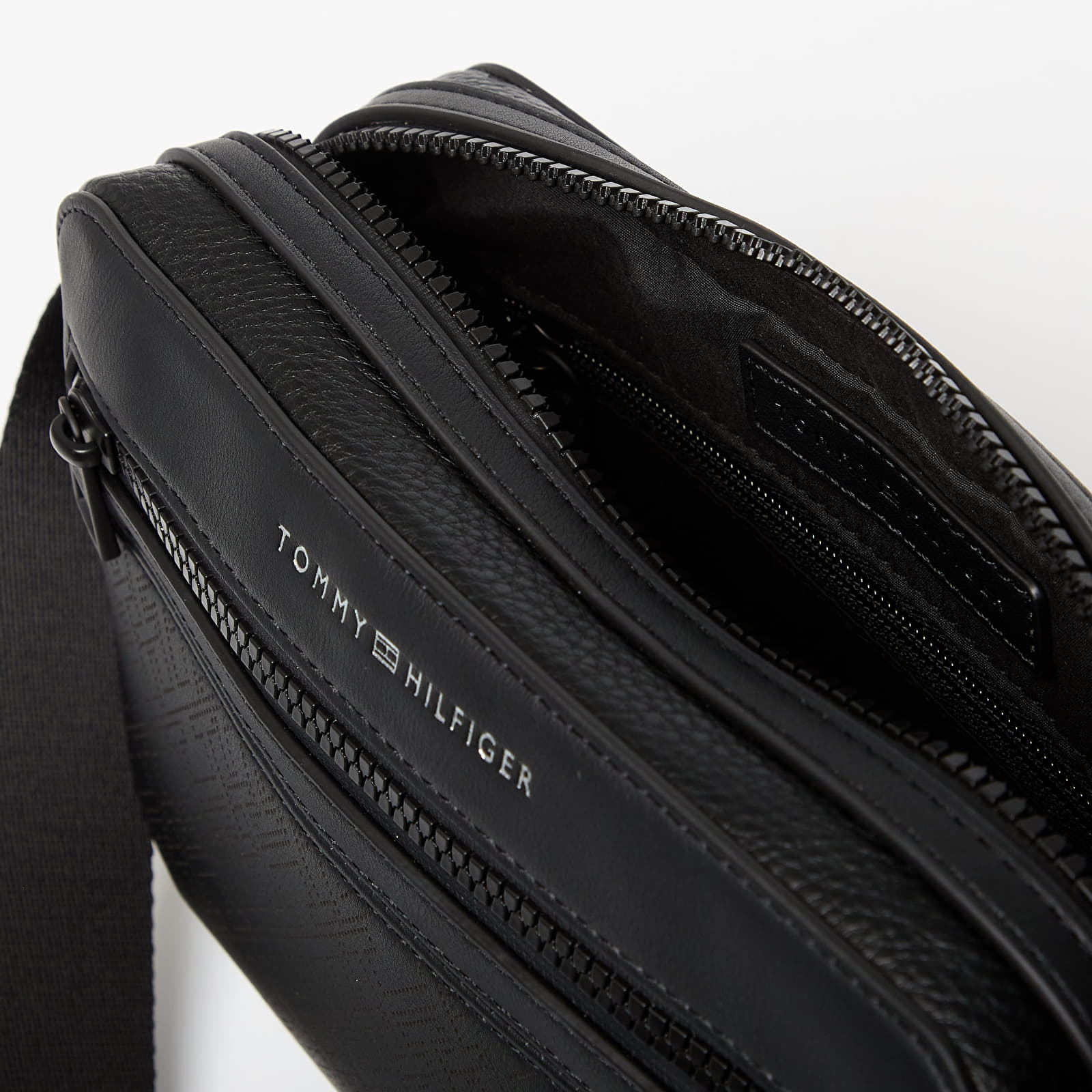 Skuldervesker for menn Tommy Hilfiger Monogram Ew Reporter Black