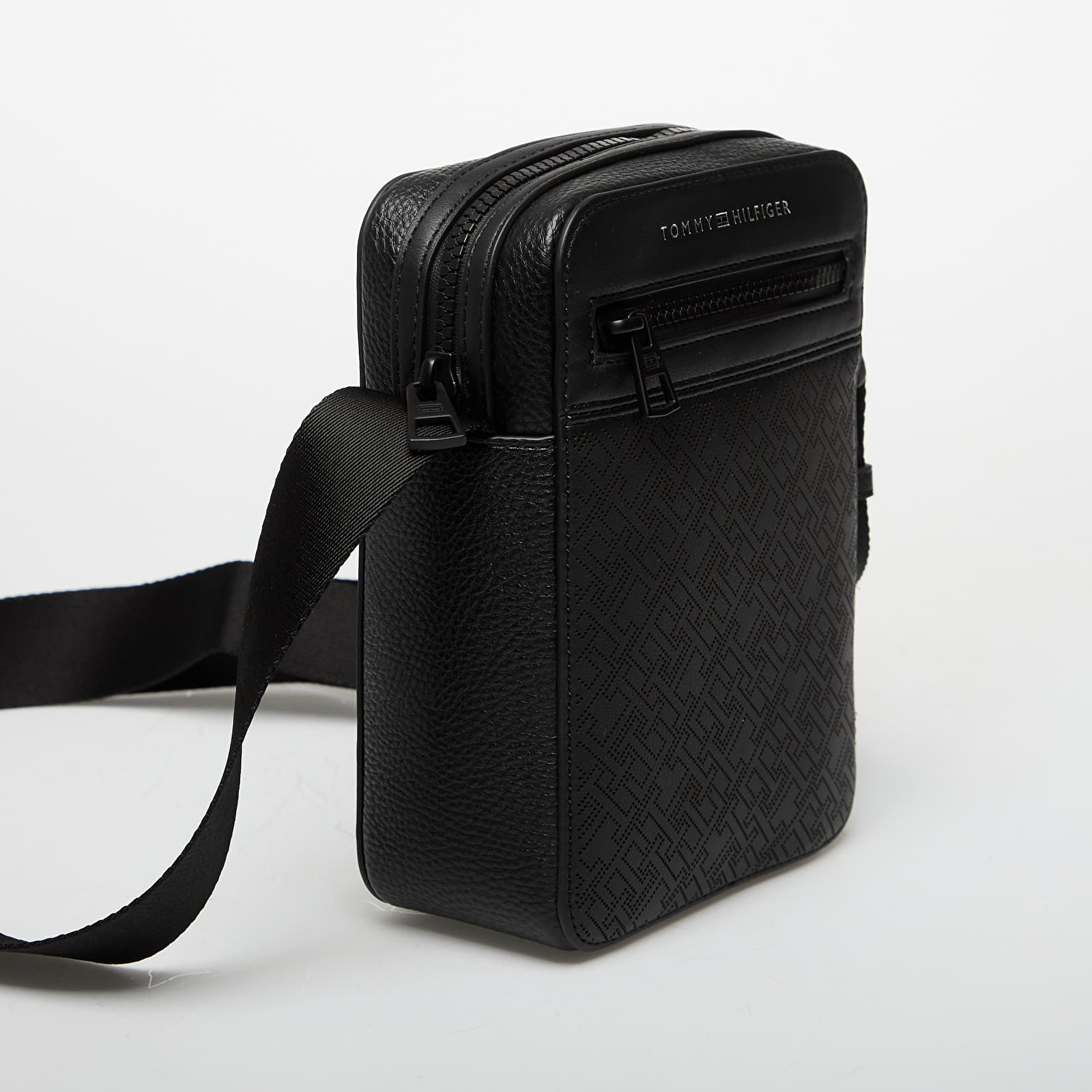 Skuldervesker for menn Tommy Hilfiger Monogram Mini Reporter Black
