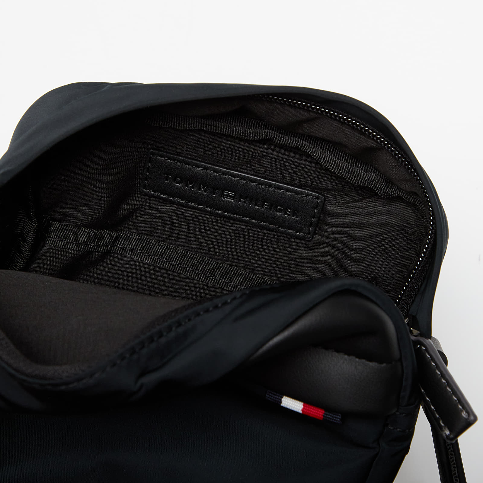 Skuldervesker for menn Tommy Hilfiger Nylon Mini Reporter Black