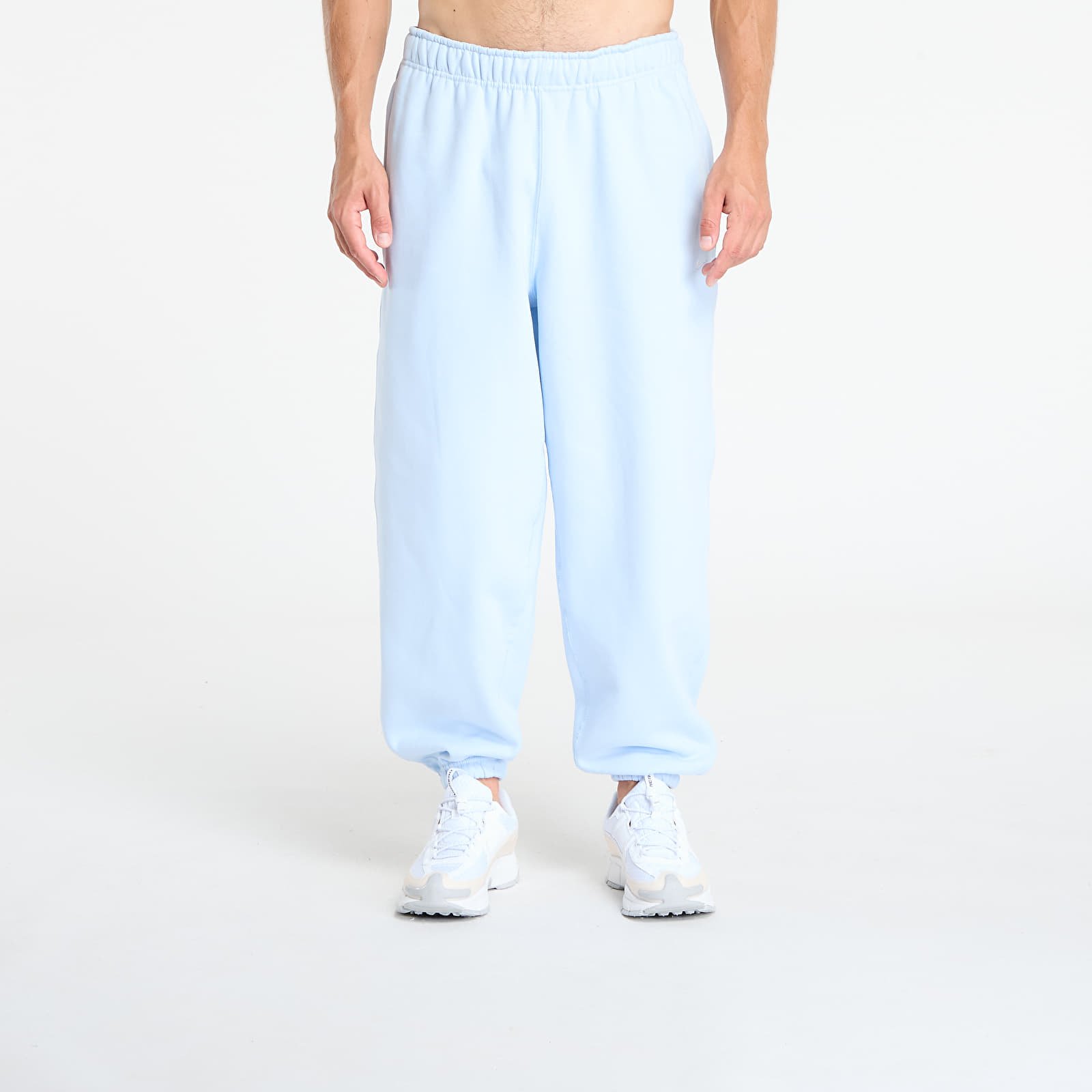 Vīriešu treniņbikses Nike Solo Swoosh Men's Cuffed Fleece Pants Celestine Blue/ Celestine Blue/ White