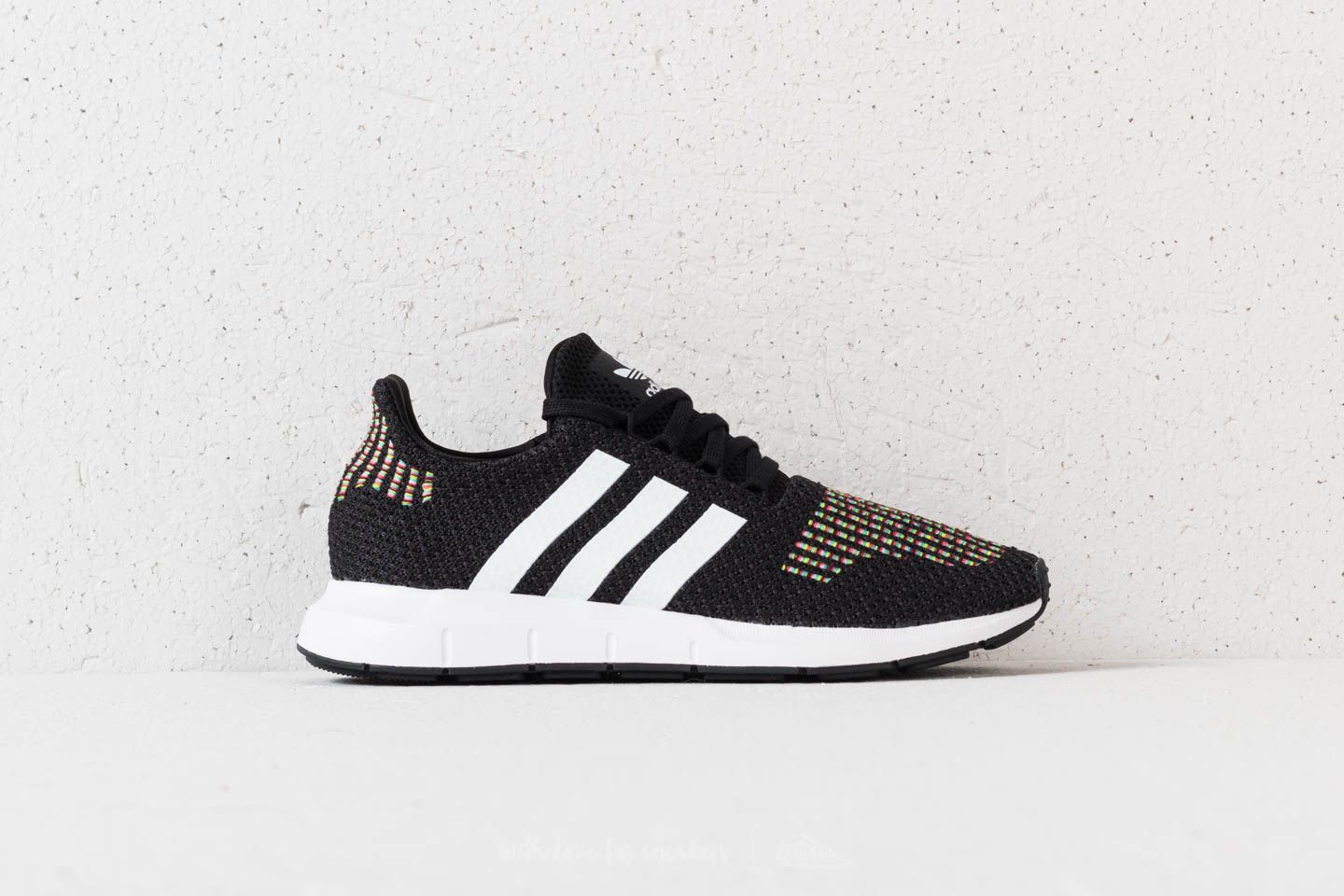 Originals swift run w core black/core black/true pin shop