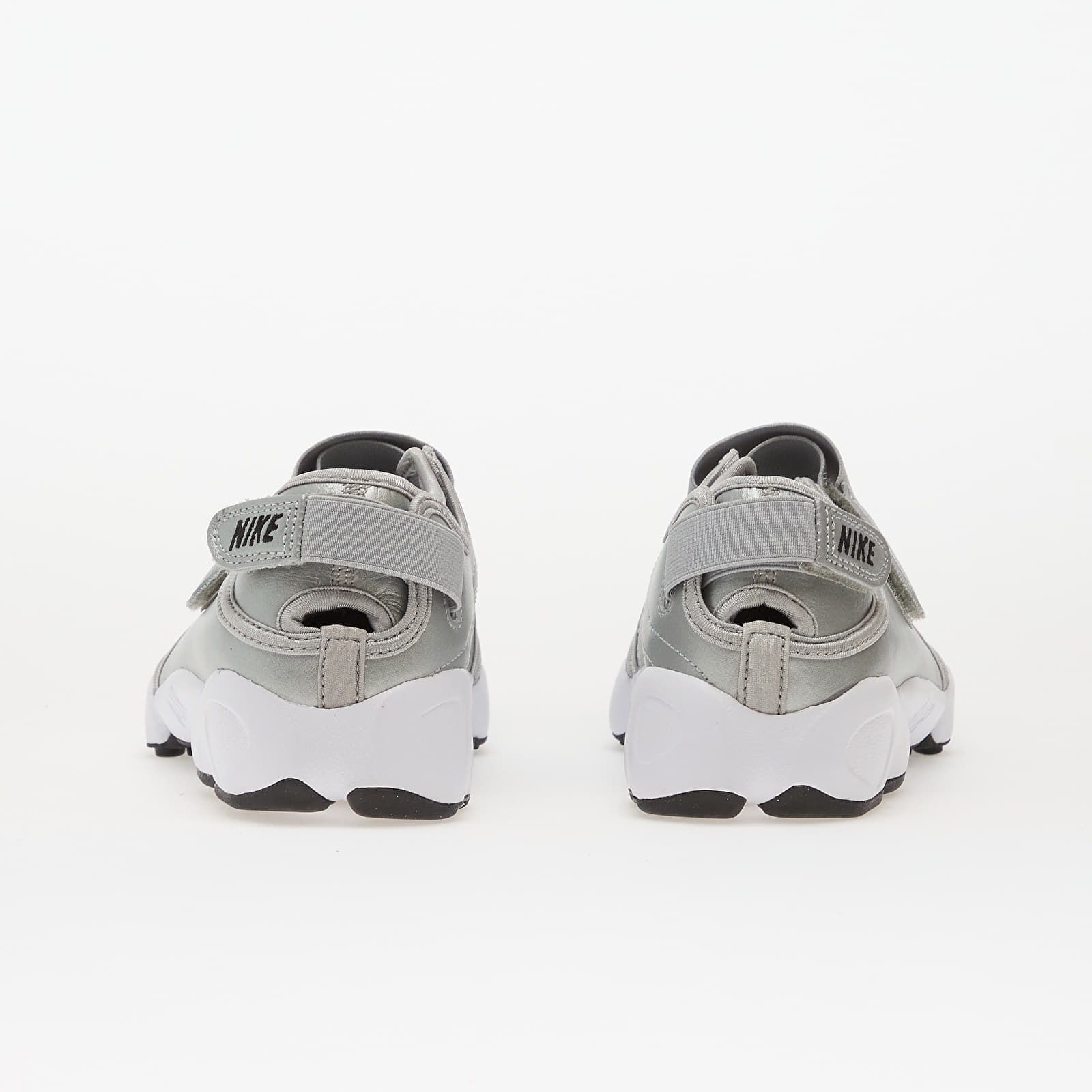 Skor för kvinnor Nike W Air Rift Mtlc Silver/ Sail-Black