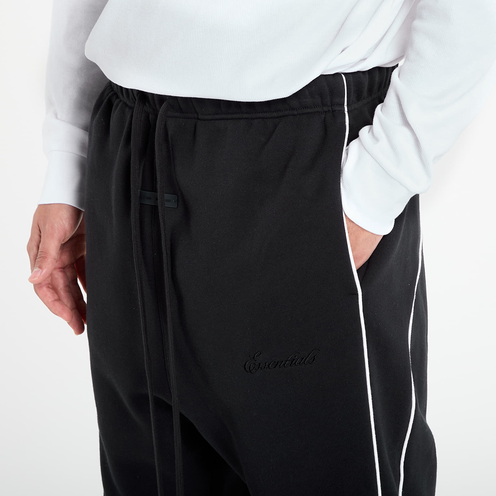 Анцузи Fear of God Essentials Relaxed Sweatpant With Piping Jet Black/ Cloud White