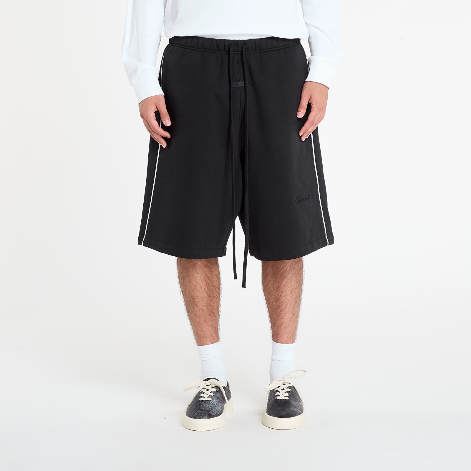 Pantaloni scurți Fear of God Essentials Relaxed Sweatshort With Piping Jet Black/ Cloud White M
