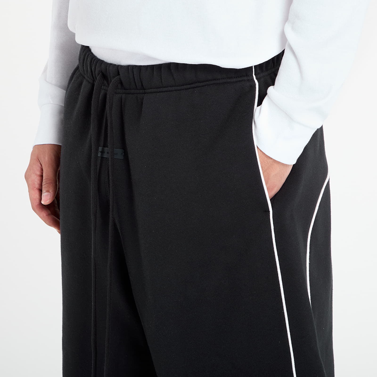 Shortsit Fear of God Essentials Relaxed Sweatshort With Piping Jet Black/ Cloud White