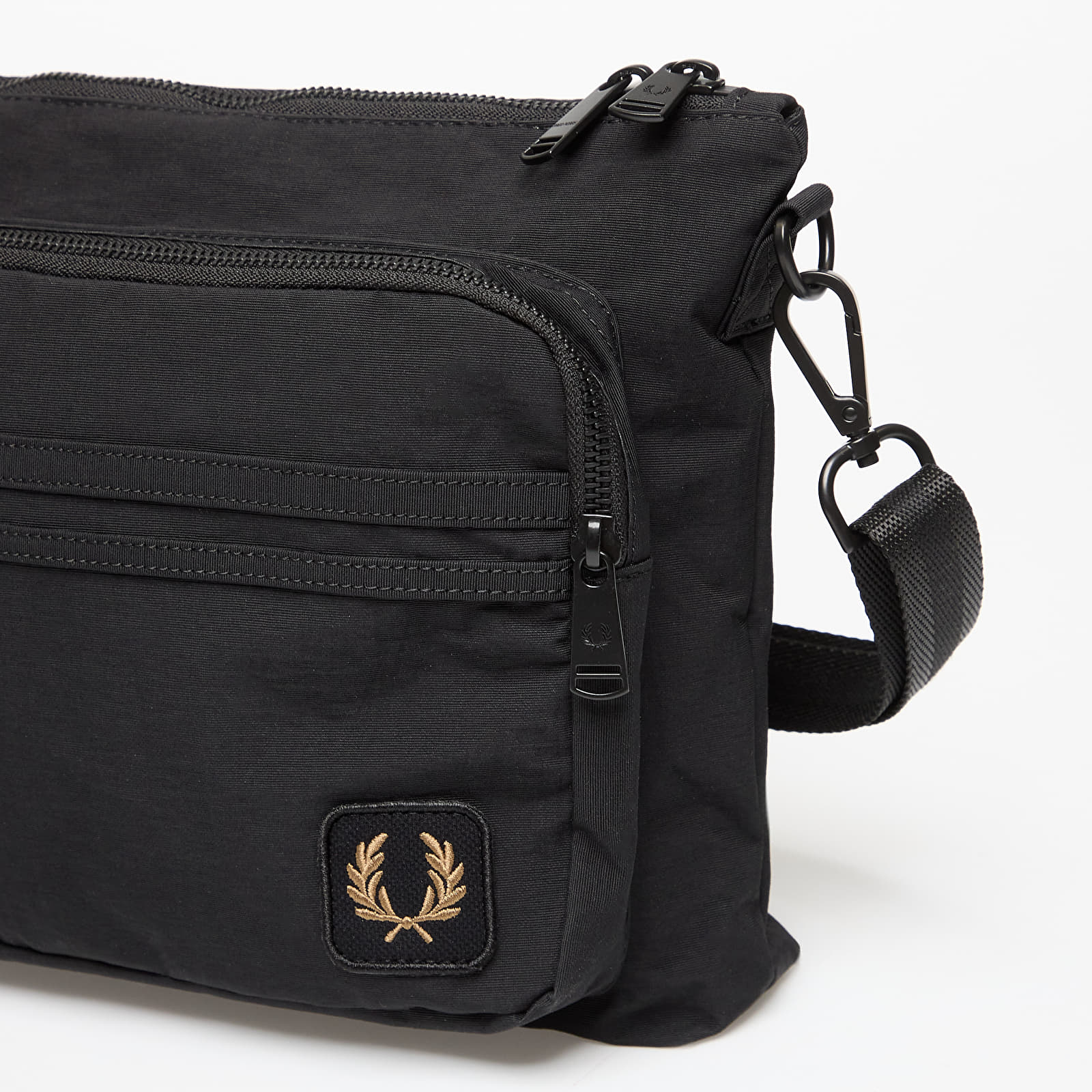 Ristilaukut FRED PERRY Nylon Badge Crossbody Bag Black