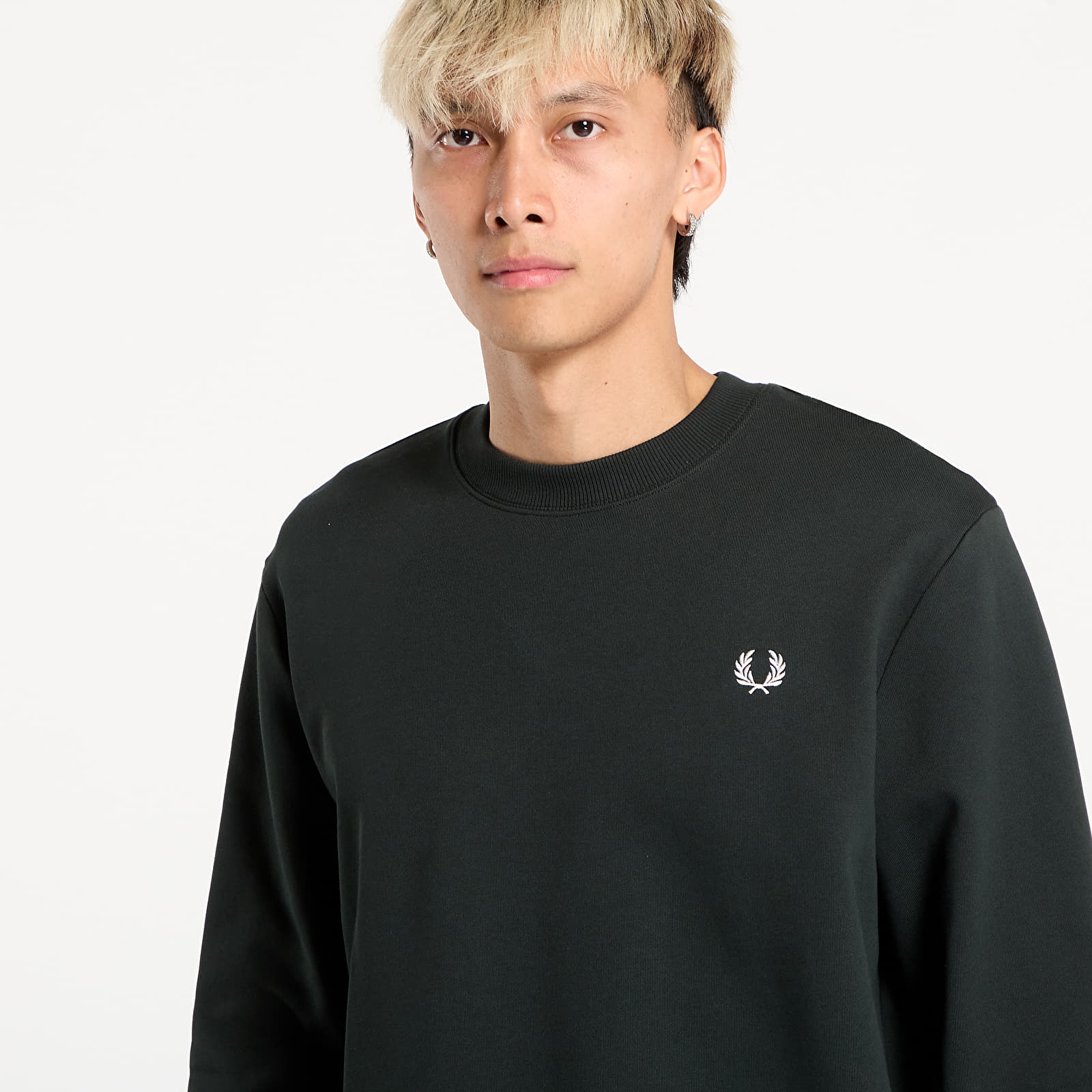 Mikinas ar kapuci un sporta krekli FRED PERRY Crew Neck Sweatshirt Night Green/ Snow White