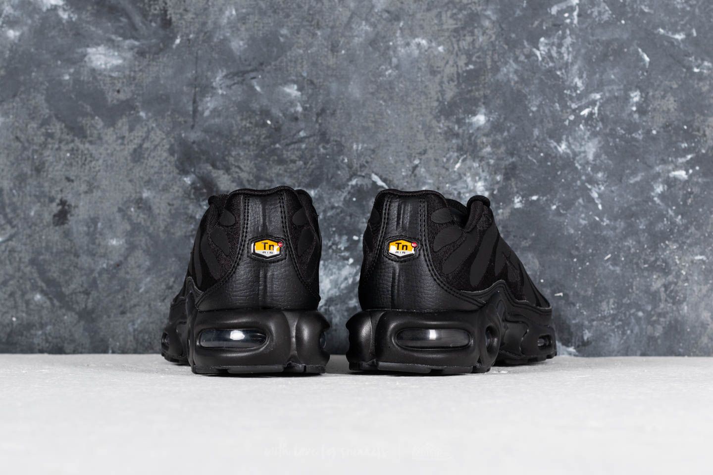 Air max plus discount black with gold check