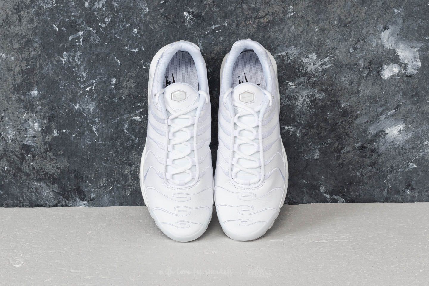 Air max hotsell plus men white