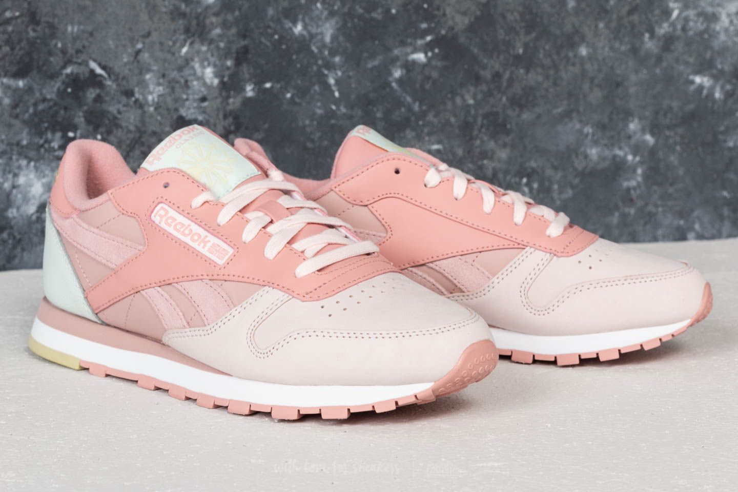 Pale pink reebok on sale