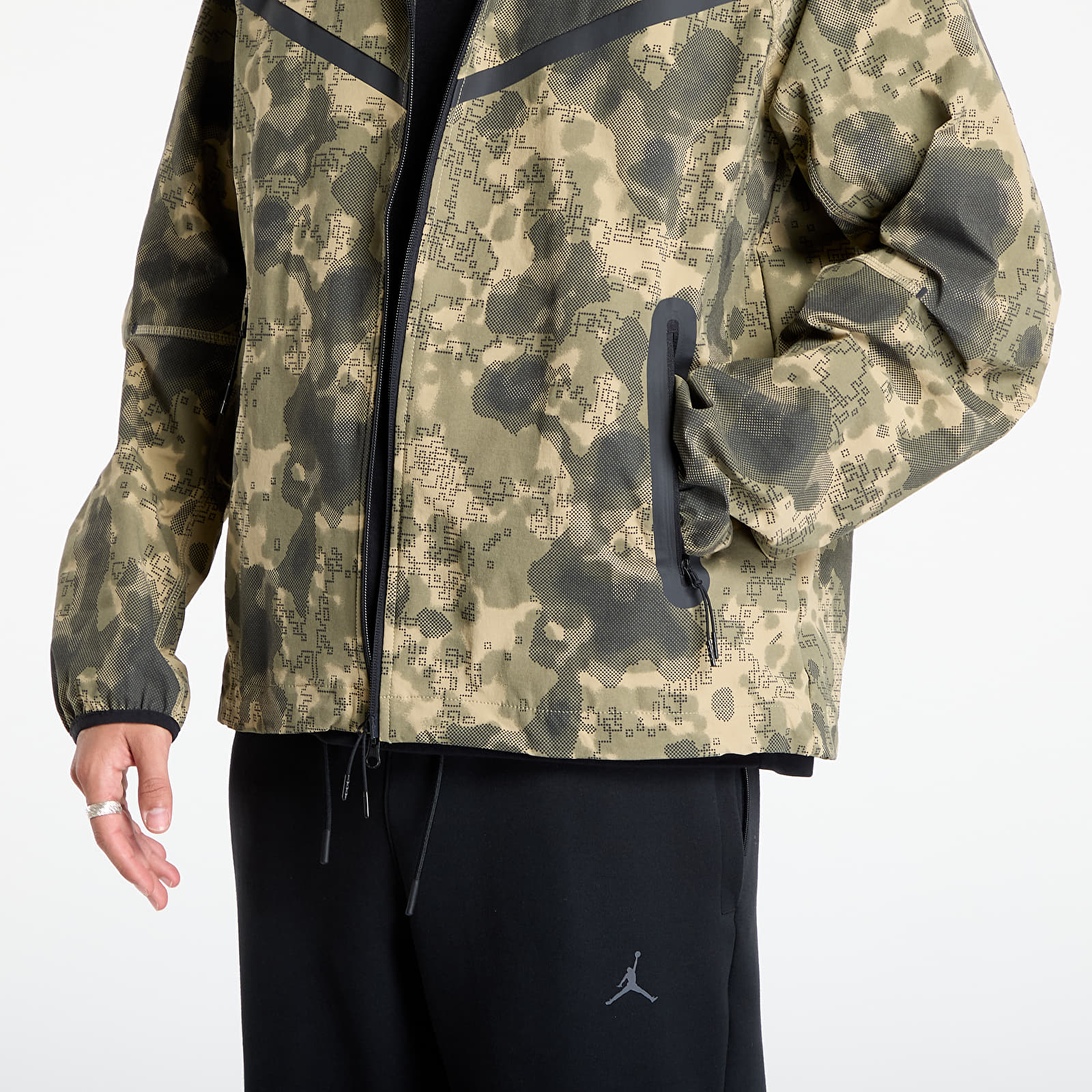 Coach-jakker Nike Tech Men's Dri-FIT Woven Camo Windrunner Jacket Neutral Olive/ Black