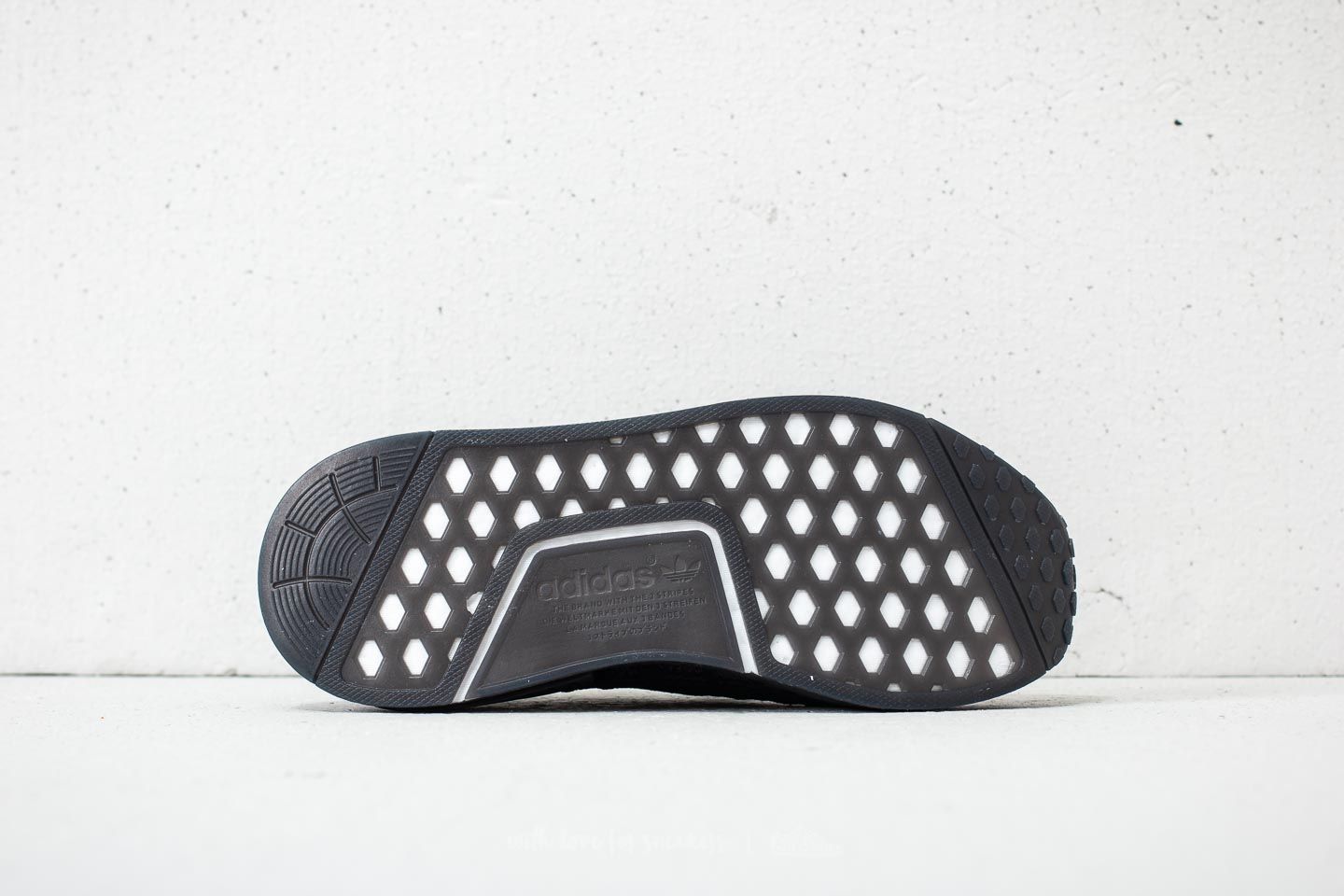 Nmd r1 primeknit deals stlt solar pink