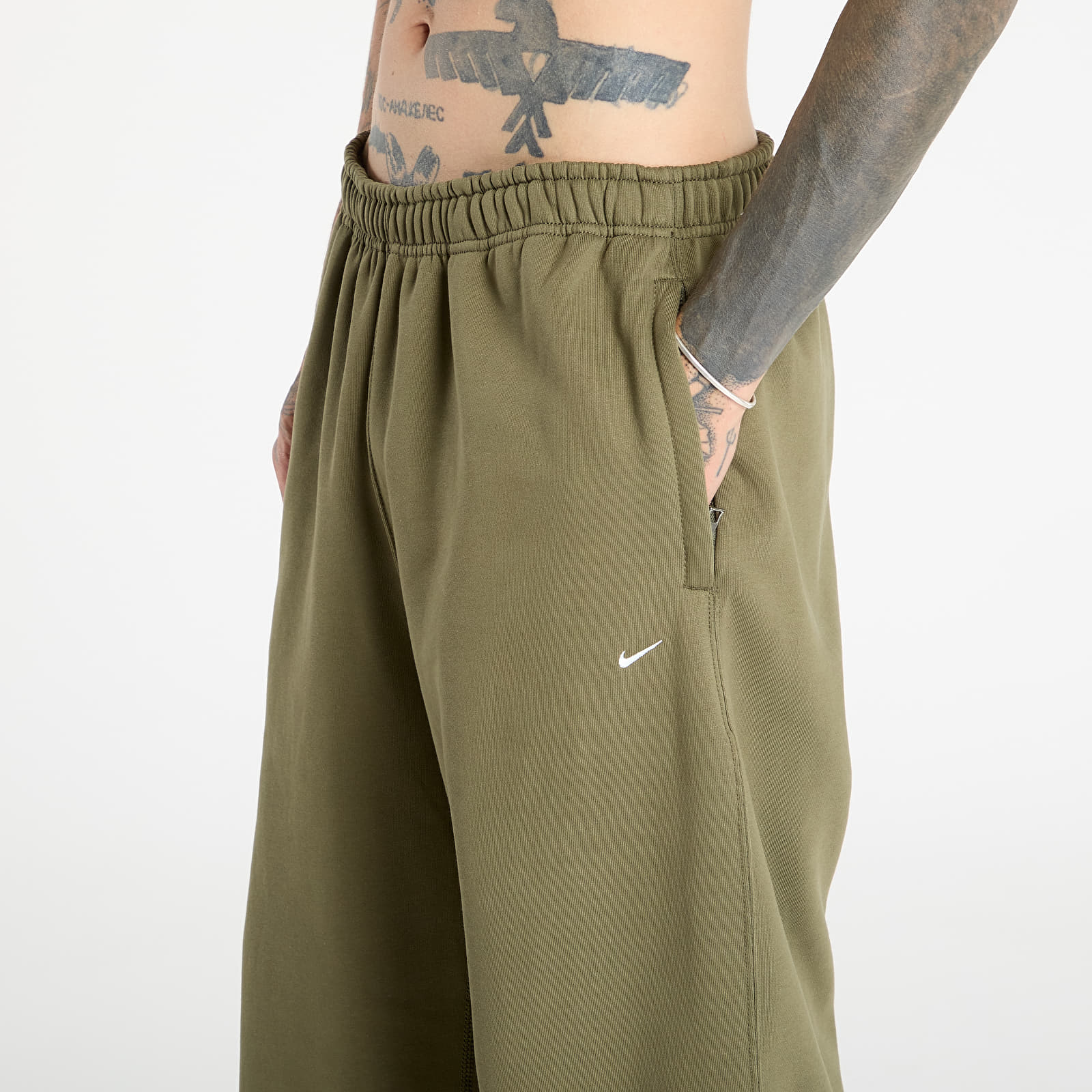 Pantaloni della tuta Nike Solo Swoosh Men's Cuffed Fleece Pants Medium Olive/ Medium Olive/ White