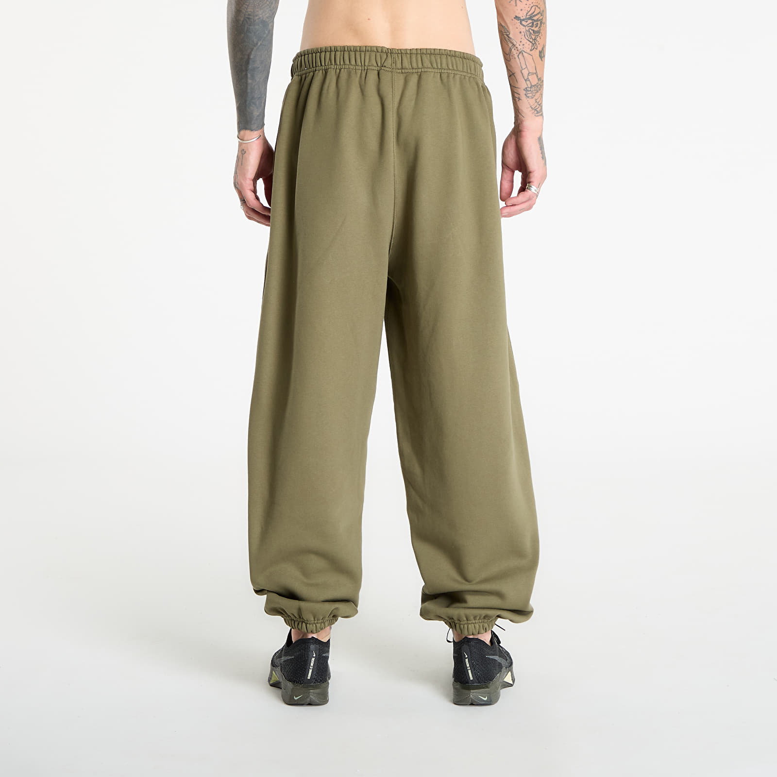Pantaloni della tuta Nike Solo Swoosh Men's Cuffed Fleece Pants Medium Olive/ Medium Olive/ White