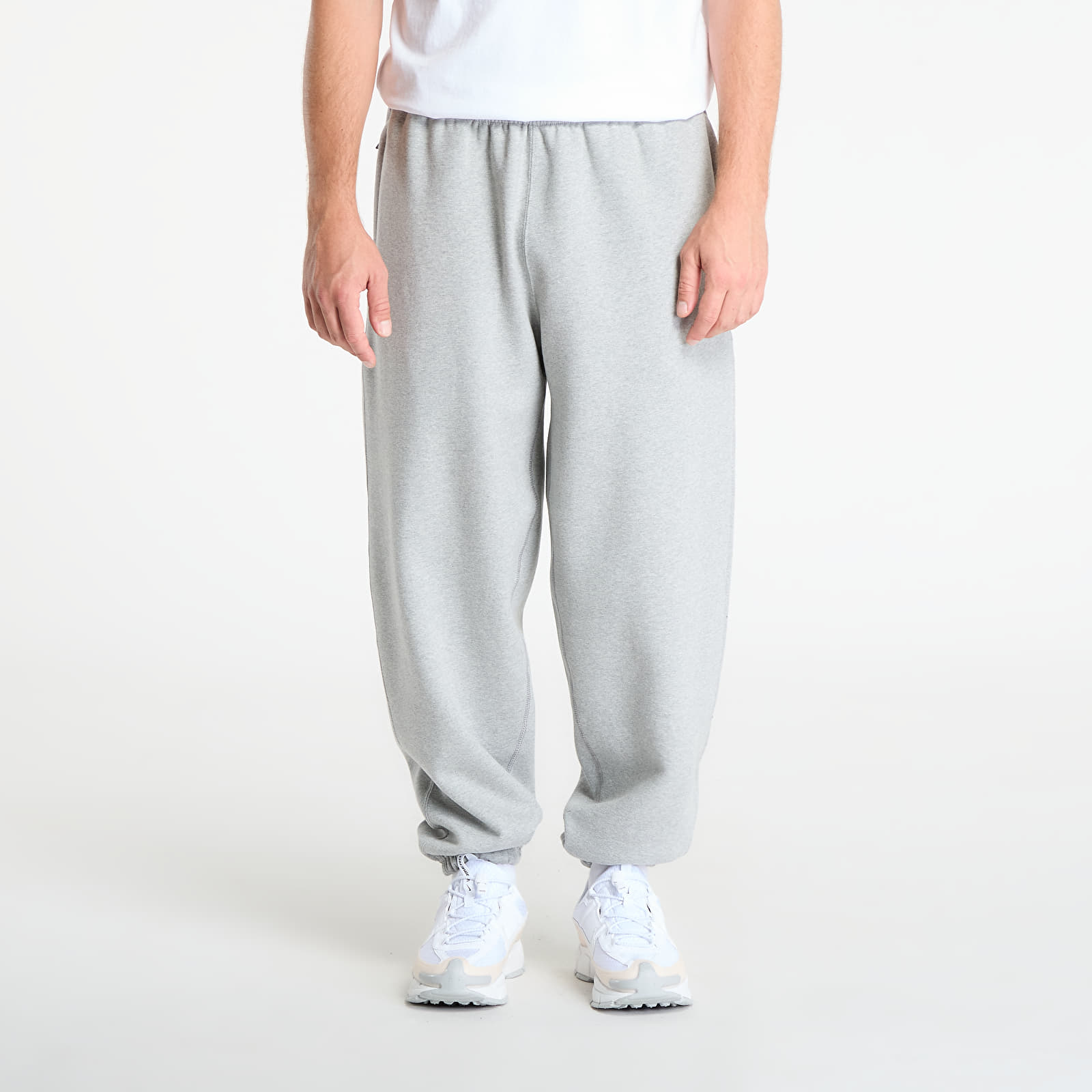Φόρμες Nike Solo Swoosh Men's Cuffed Fleece Pants Dk Grey Heather/ Lt Smoke Grey/ White