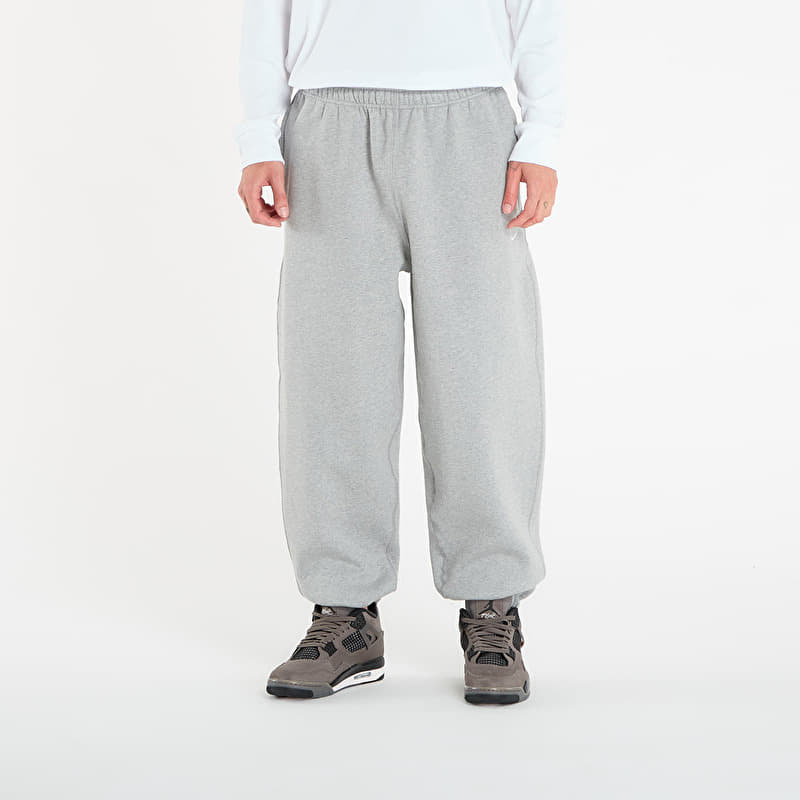 Pantaloni da ginnastica Nike Solo Swoosh Men's Cuffed Fleece Pants Dk Grey Heather/ Lt Smoke Grey/ White