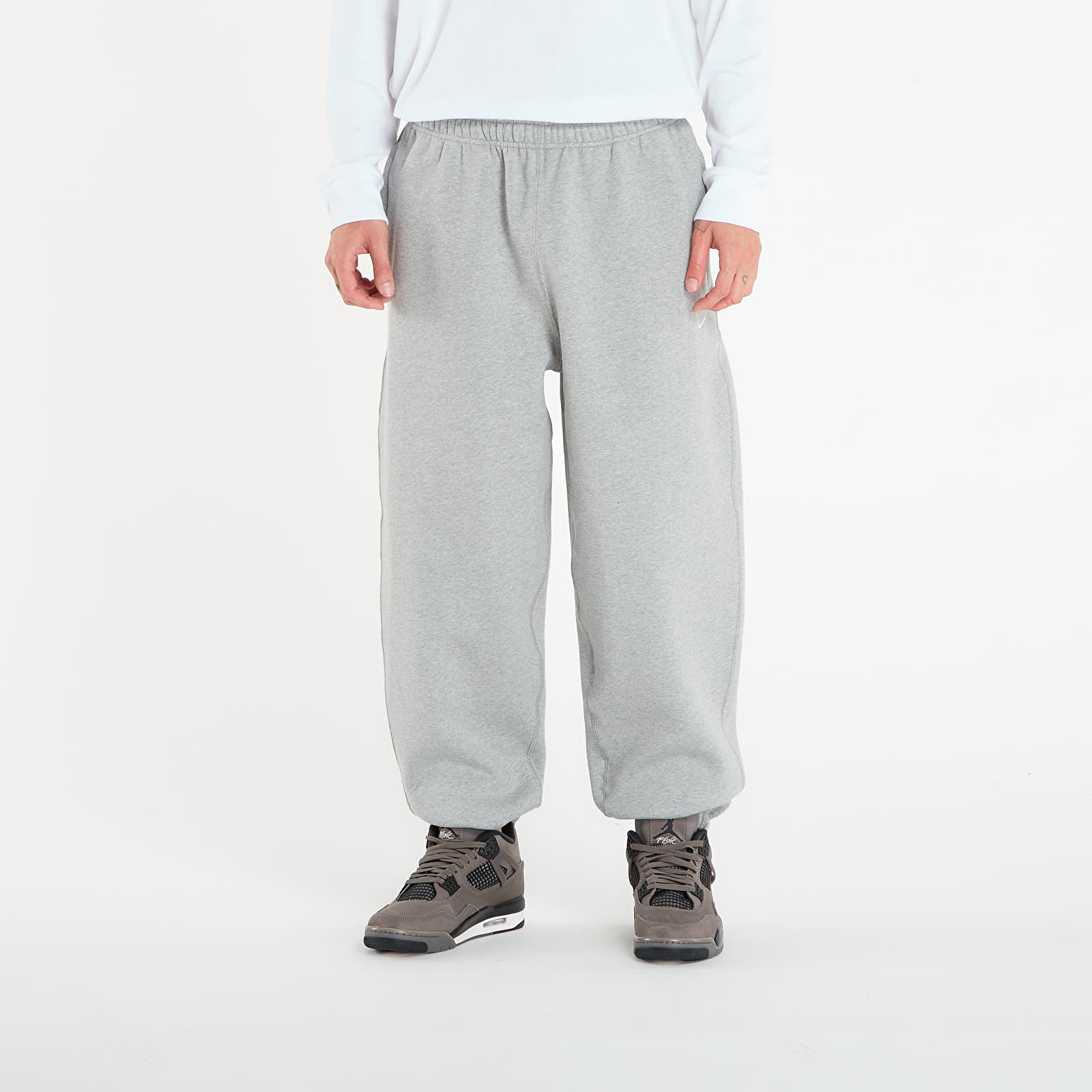 Jogginghosen Nike Solo Swoosh Men's Cuffed Fleece Pants Dk Grey Heather/ Lt Smoke Grey/ White