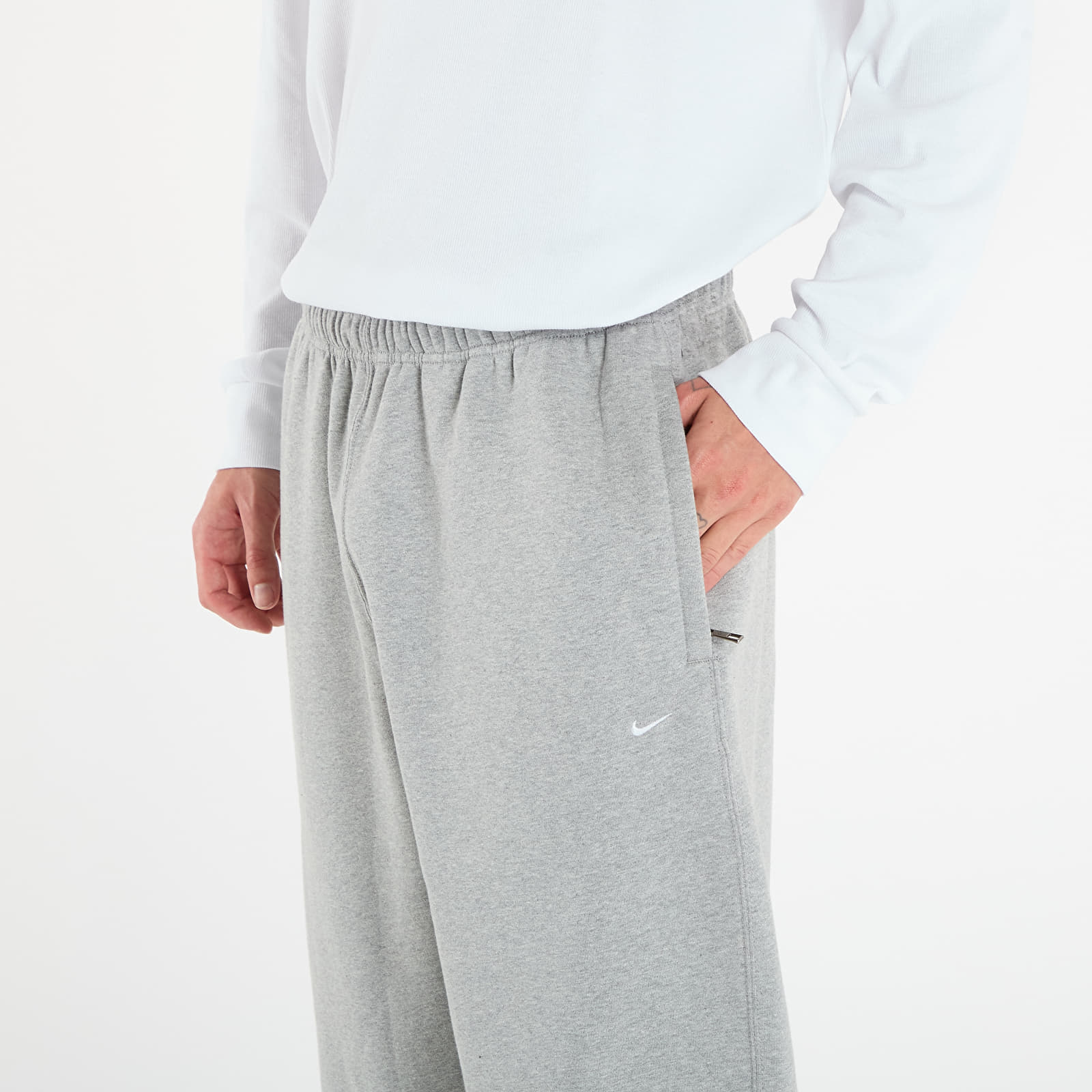 Jogginghosen Nike Solo Swoosh Men's Cuffed Fleece Pants Dk Grey Heather/ Lt Smoke Grey/ White