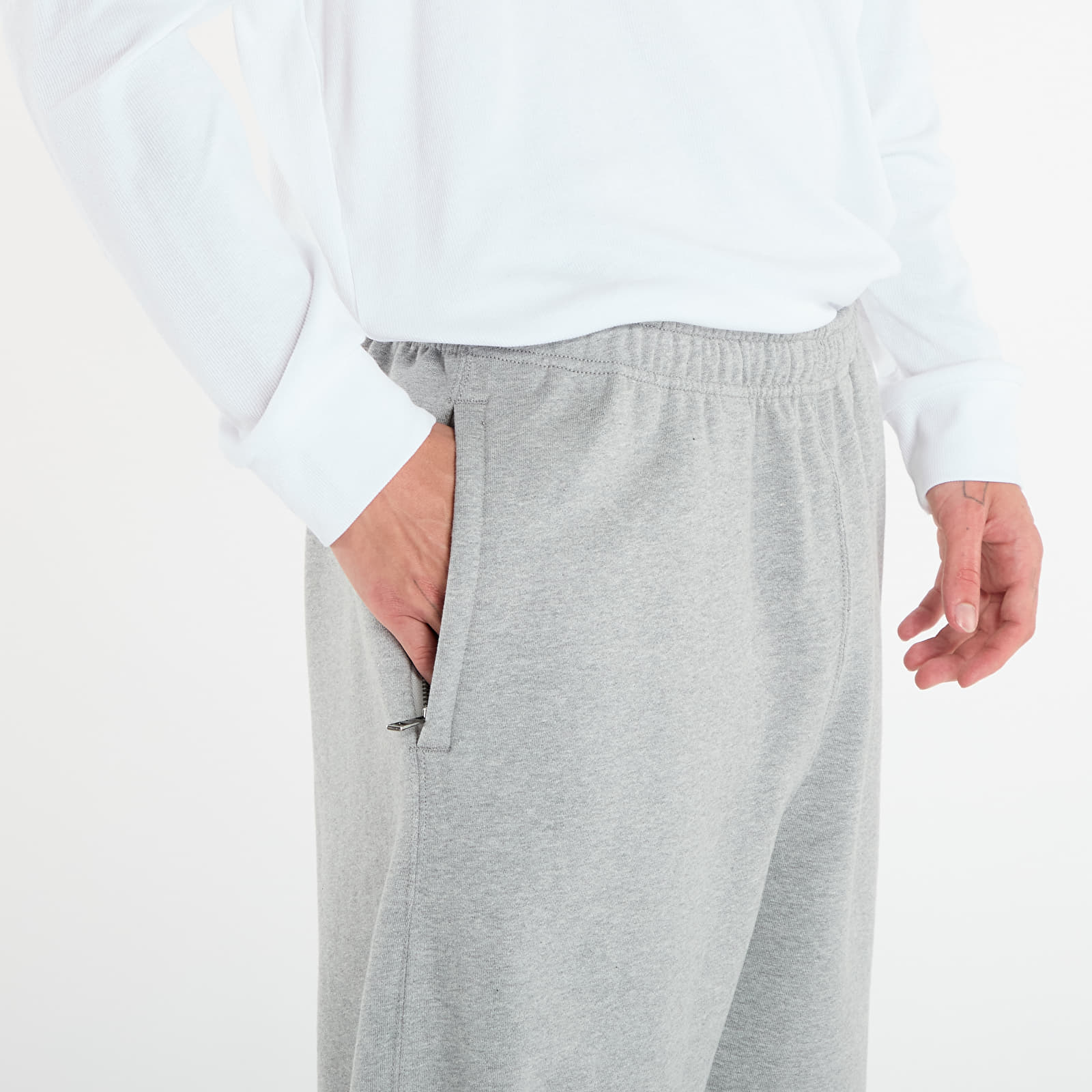 Jogginghosen Nike Solo Swoosh Men's Cuffed Fleece Pants Dk Grey Heather/ Lt Smoke Grey/ White