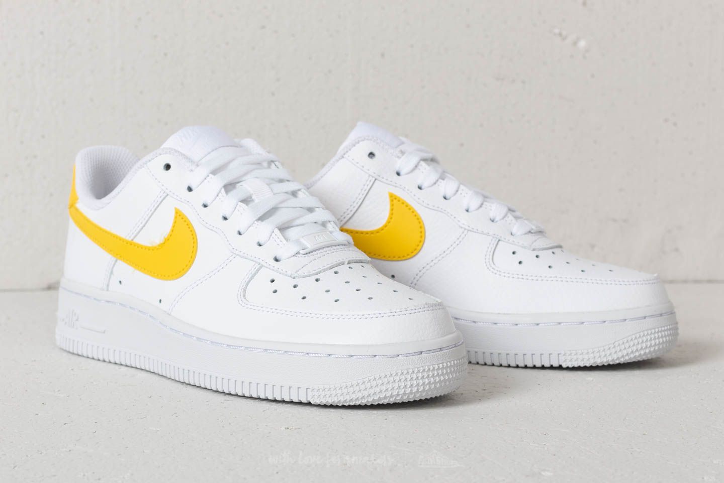 シロイロ Women's shoes Nike Wmns Air Force 1 '07 White/ Vivid Sulfur