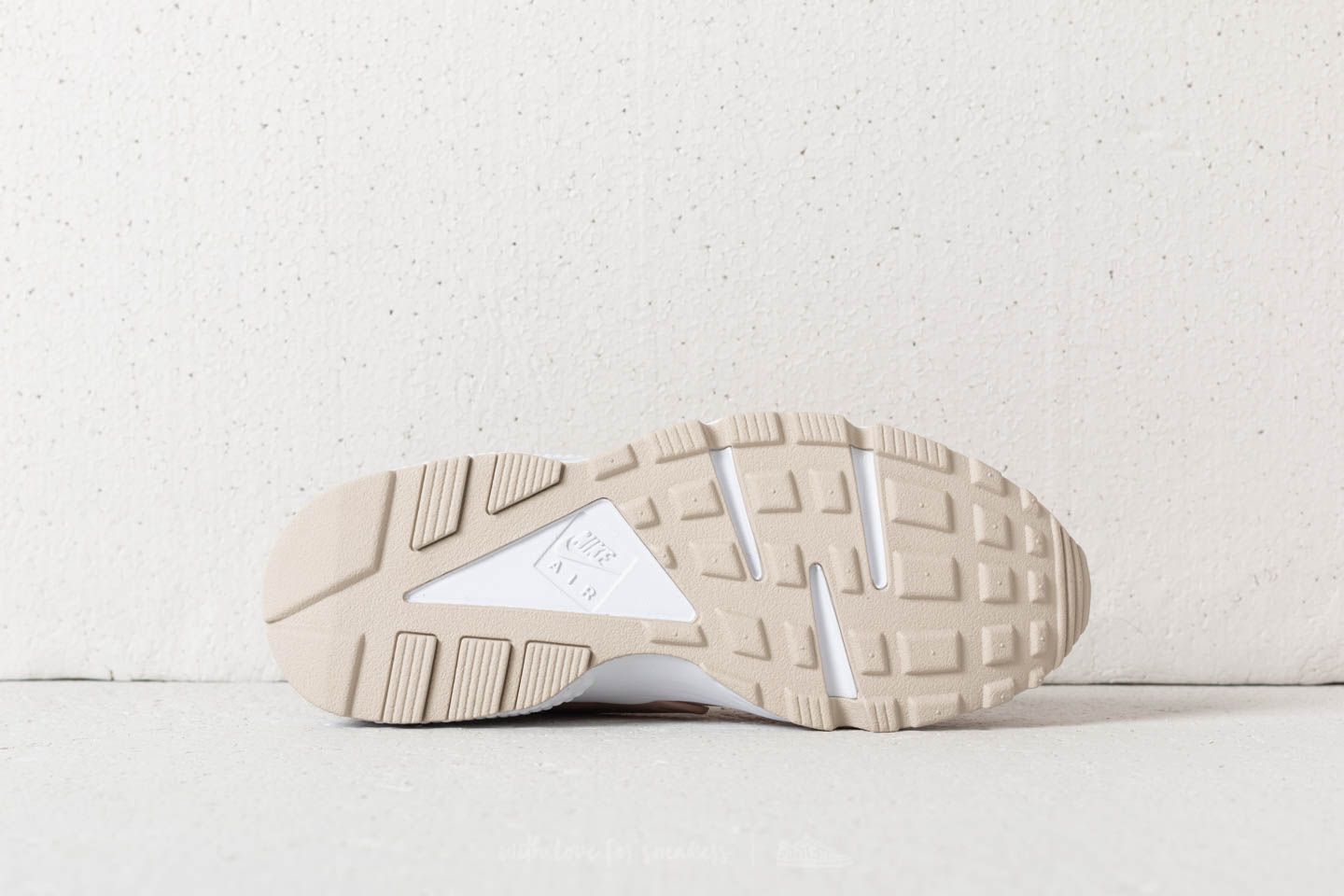 Women s shoes Nike Air Huarache Run WMNS Particle Beige Desert