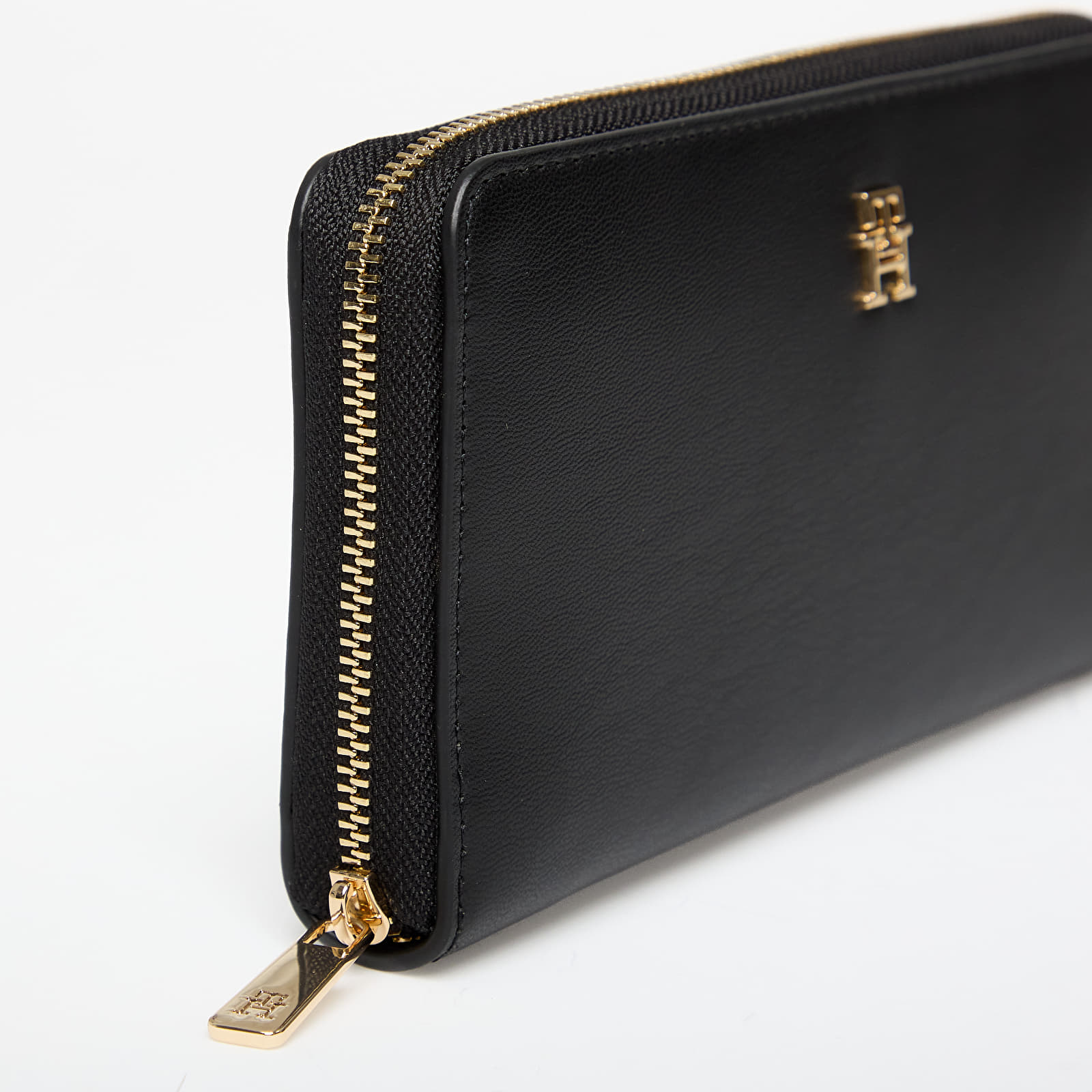 Men's wallets Tommy Hilfiger TH Monogram Zip-Around Wallet Black