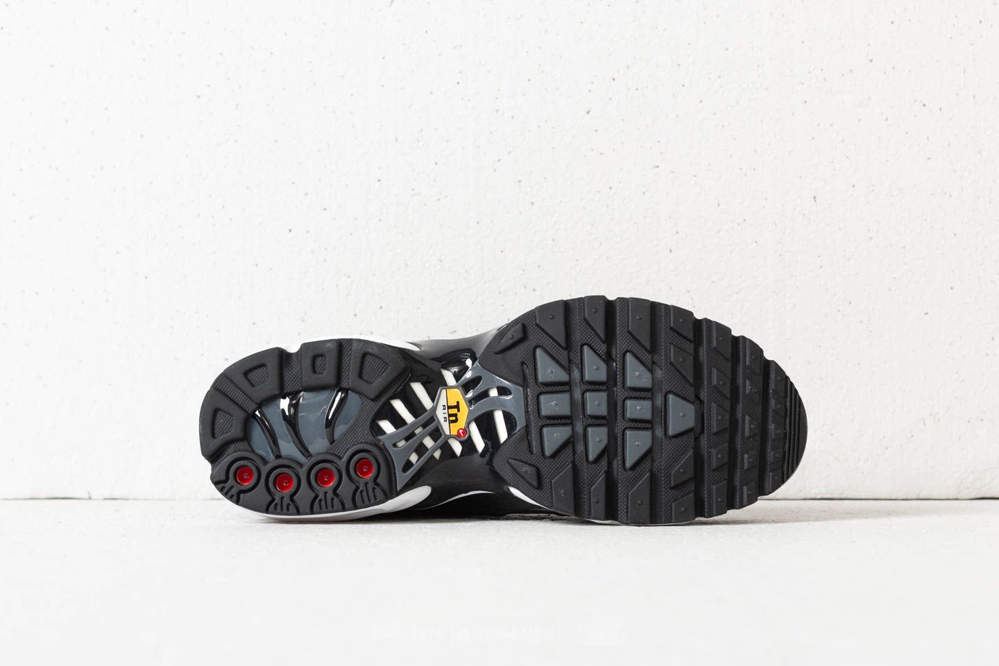 Дамски кецове и обувки Nike Wmns Air Max Plus SE Black/ Dark Grey