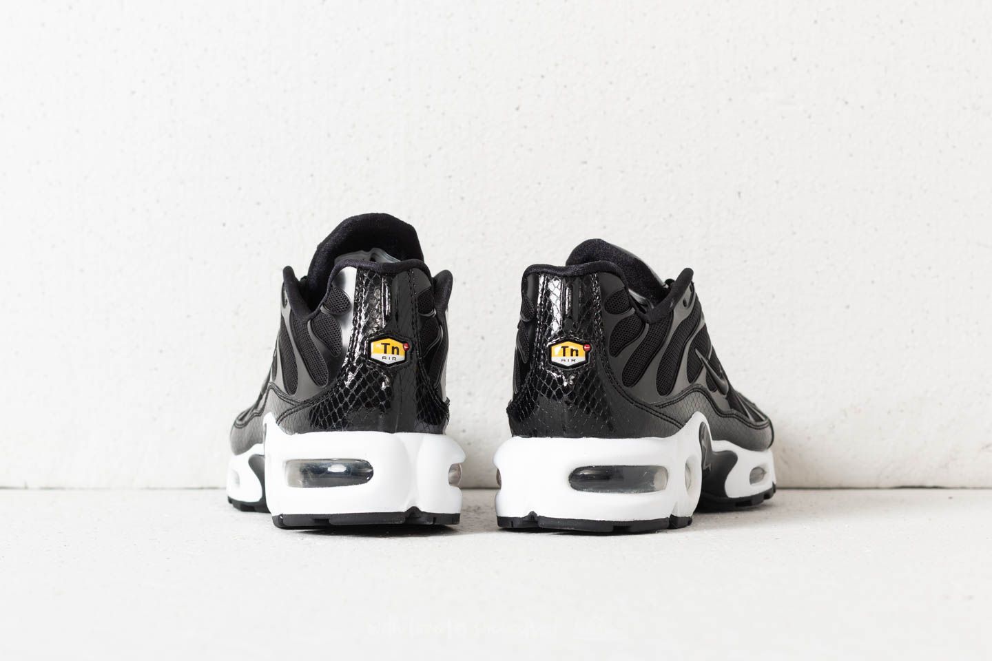 Дамски кецове и обувки Nike Wmns Air Max Plus SE Black/ Dark Grey