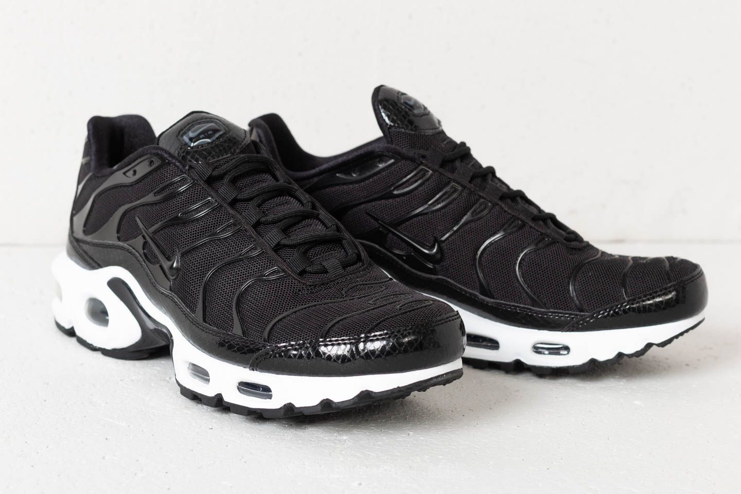 Дамски кецове и обувки Nike Wmns Air Max Plus SE Black/ Dark Grey