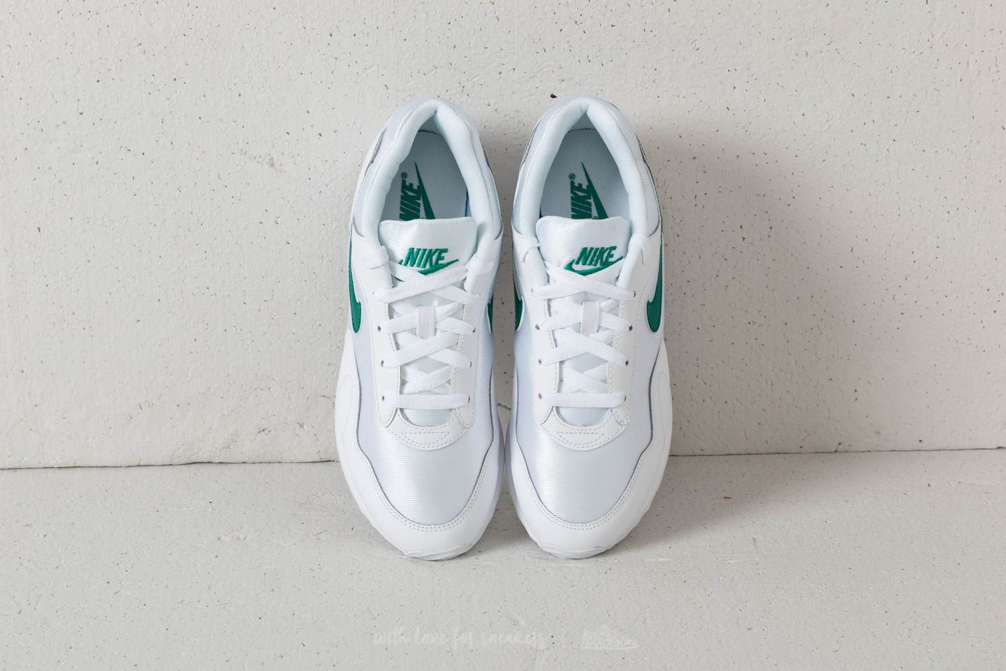 nike outburst trainers in white and green