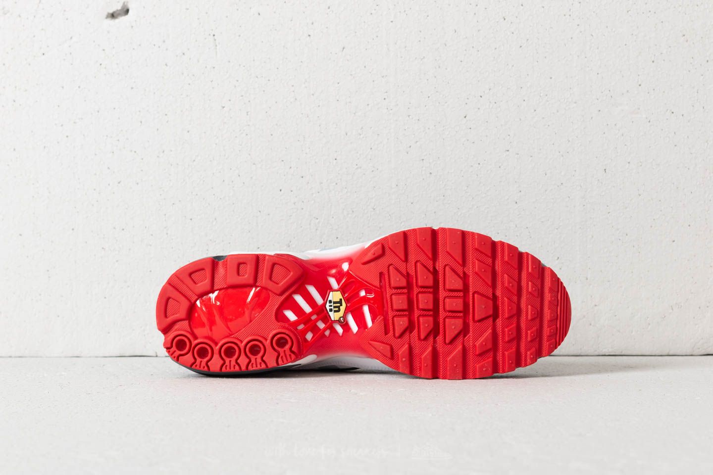 Air max plus white/dark grey/speed red store