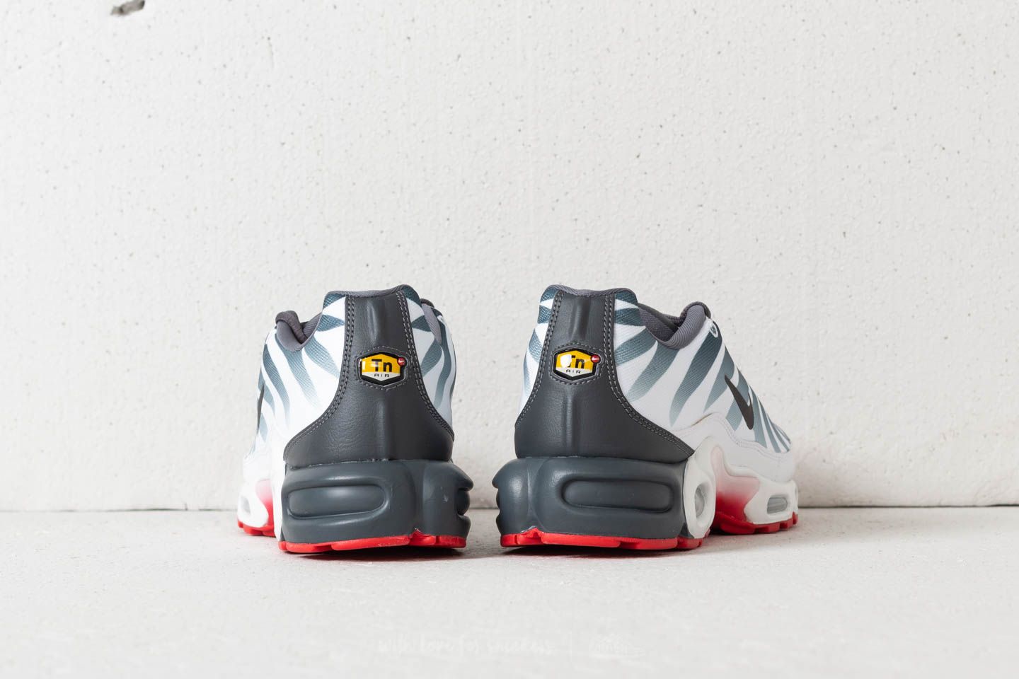 Air max plus white/dark grey/speed red on sale
