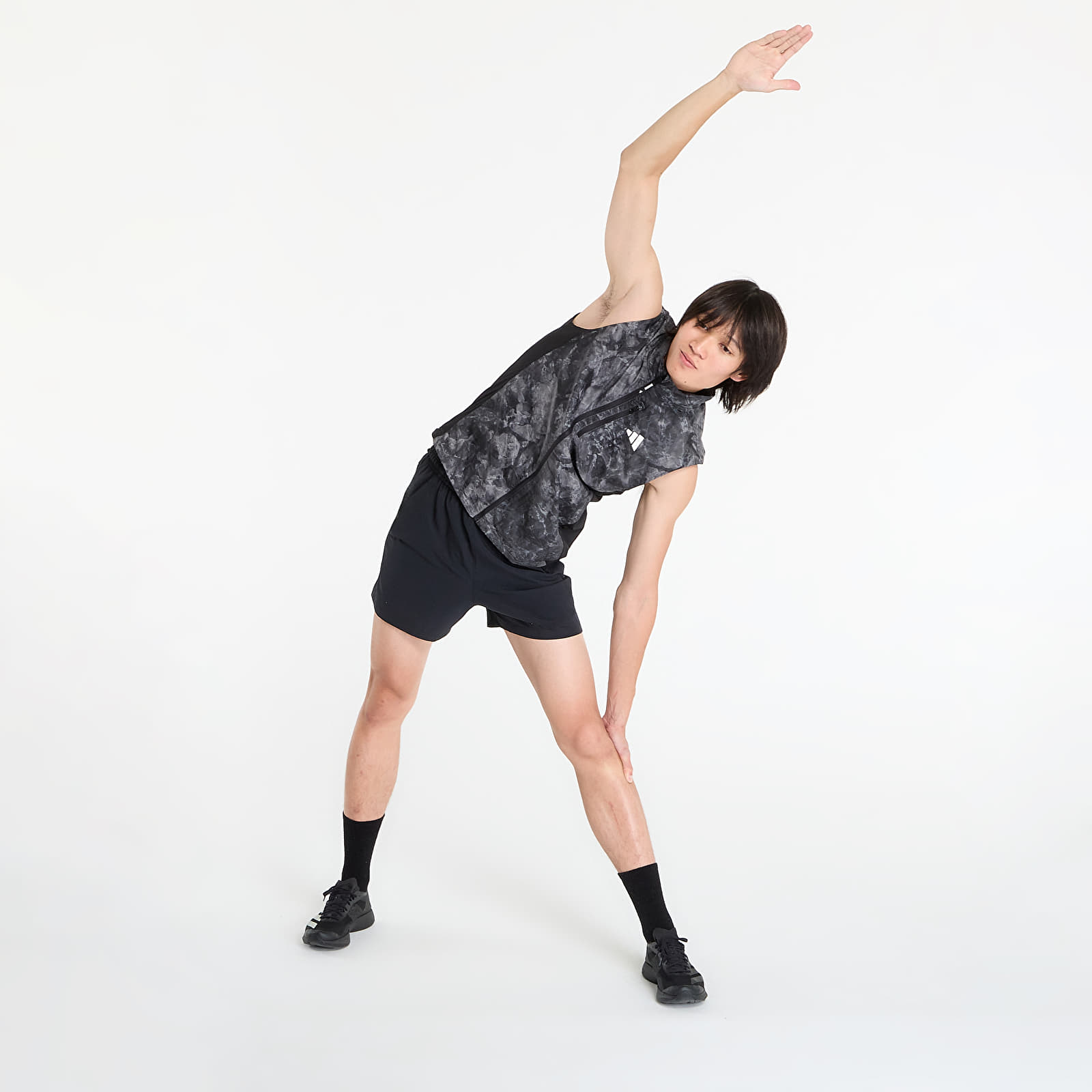 Mellények adidas Own The Run Spray Dye Vest Grey Four