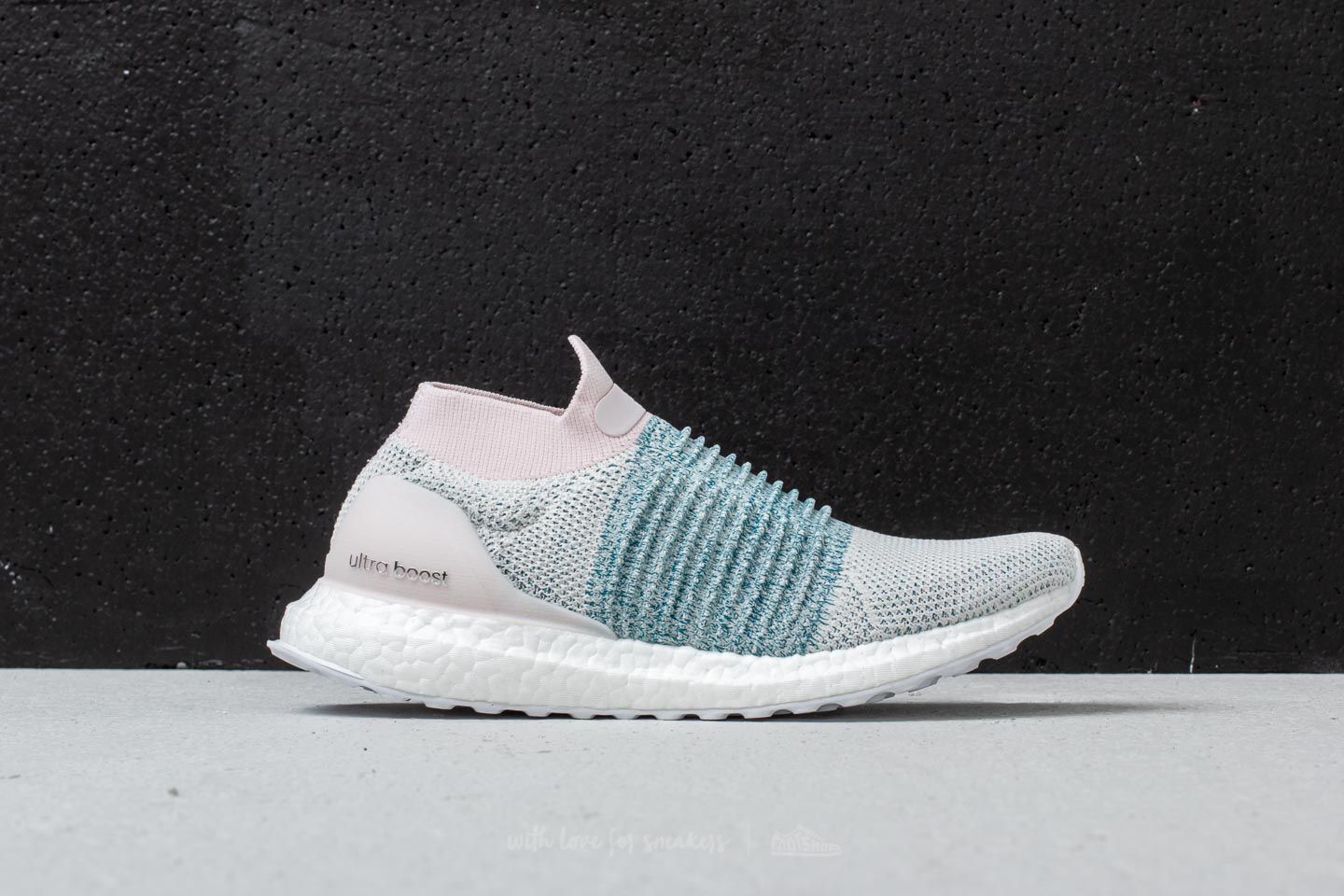 Ultra boost hot sale laceless green
