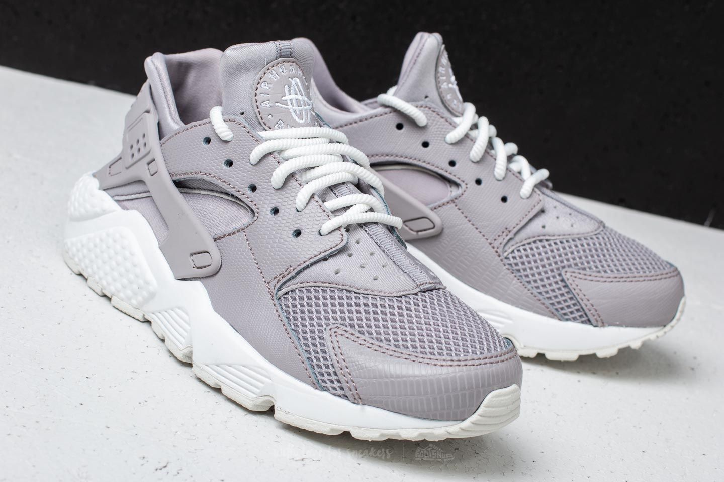 Women s shoes Nike Air Huarache Run SE W Atmosphere Grey Footshop
