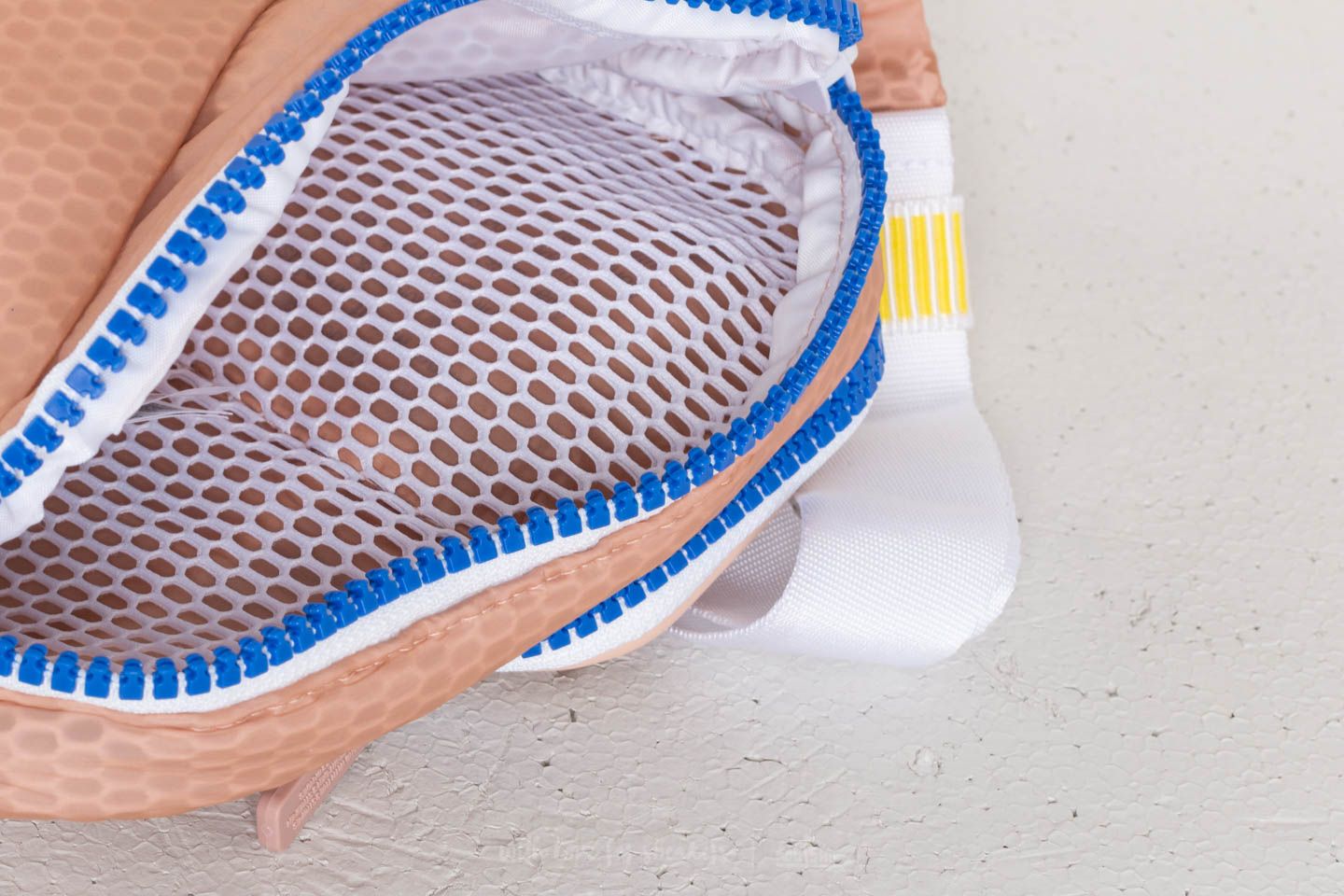 Övtáskák adidas Bum Bag Dust Peach