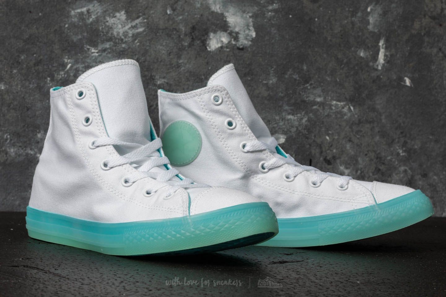 Kids aqua converse sales
