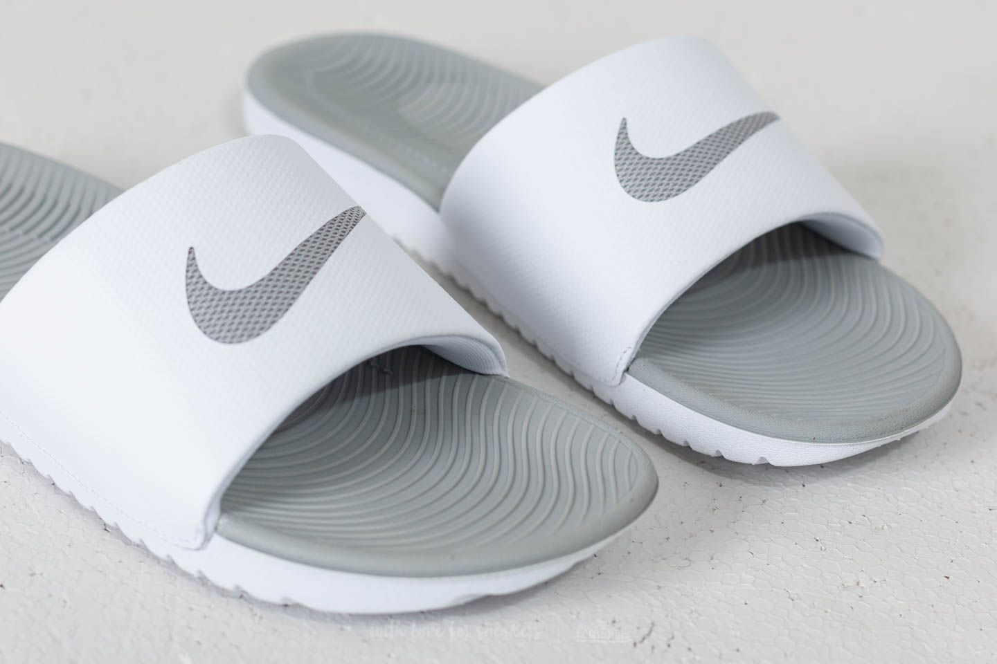 Silver hot sale nike slides