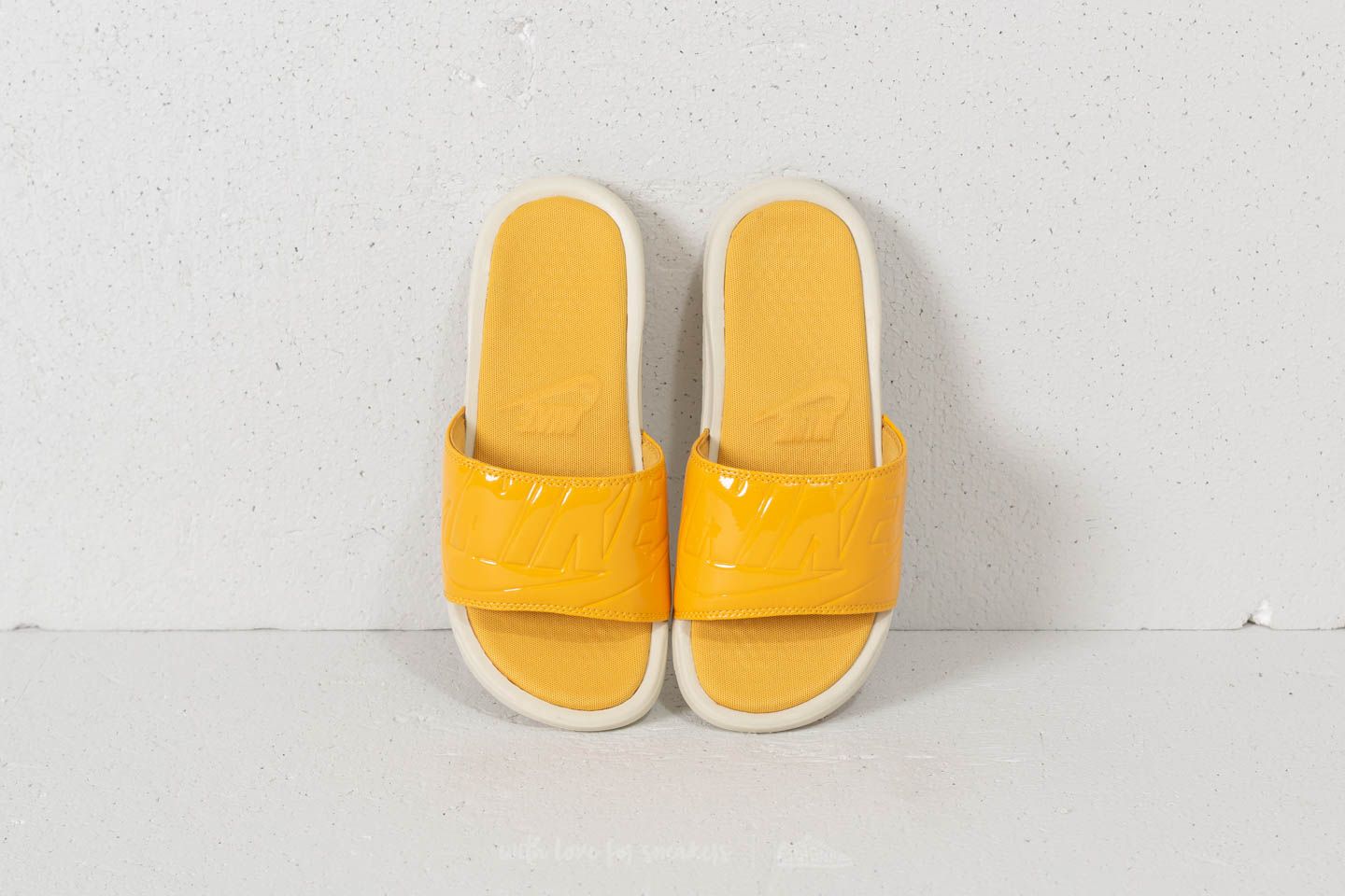 Damen Sneaker und Schuhe Nike Benassi JDI Ultra SE Wmns Fossil/ Mineral Gold