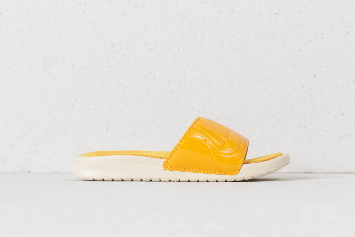 Damen Sneaker und Schuhe Nike Benassi JDI Ultra SE Wmns Fossil/ Mineral Gold
