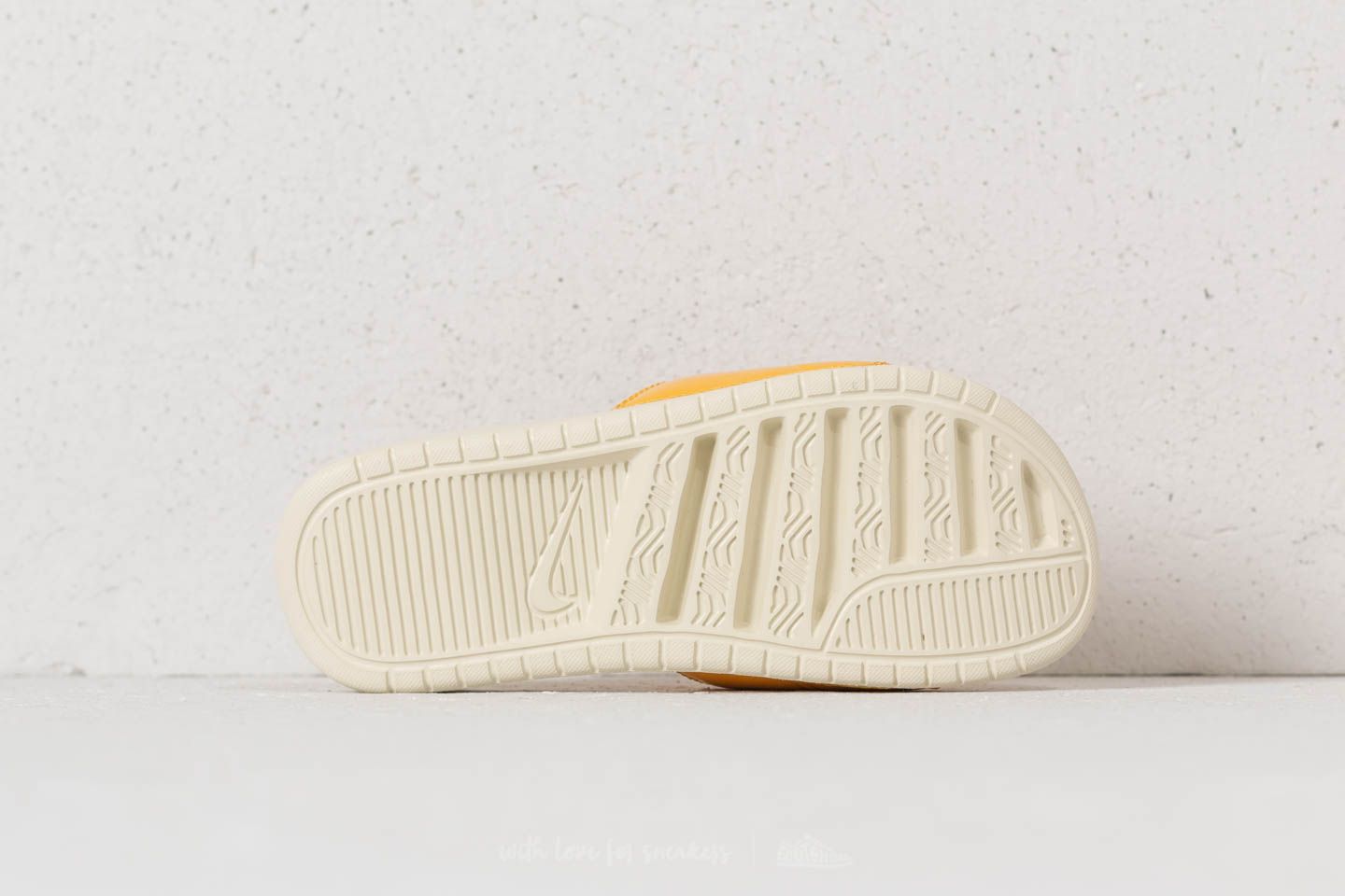 Damen Sneaker und Schuhe Nike Benassi JDI Ultra SE Wmns Fossil/ Mineral Gold