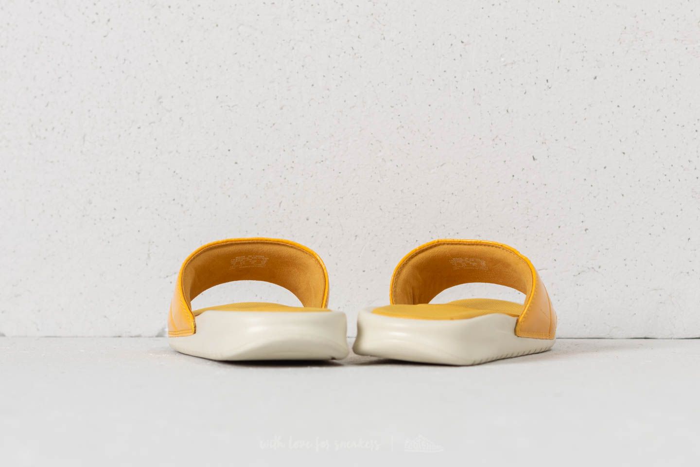 Damen Sneaker und Schuhe Nike Benassi JDI Ultra SE Wmns Fossil/ Mineral Gold