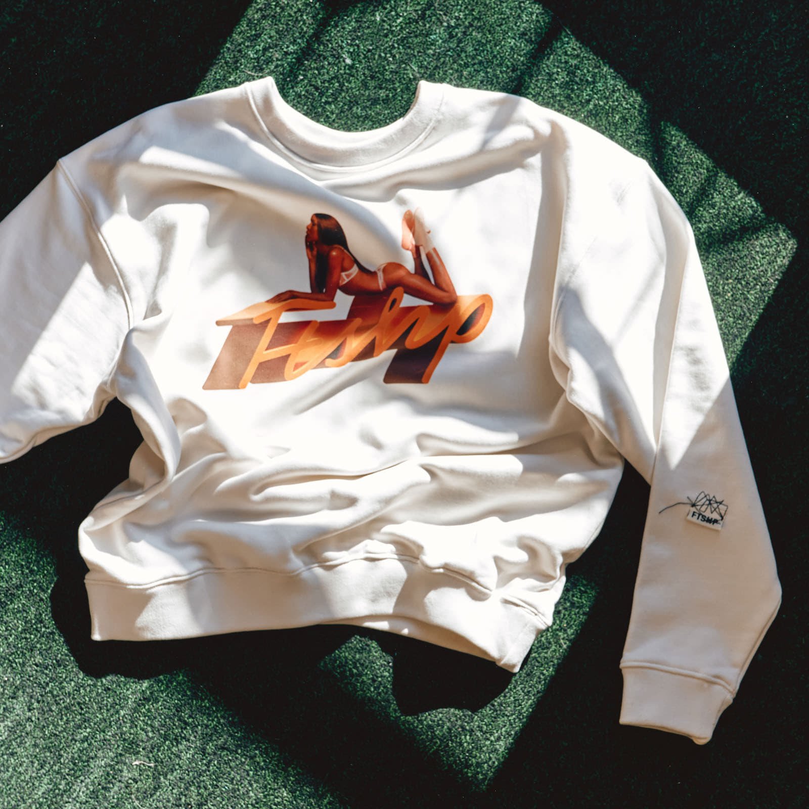 Hupparit ja collegepaidat Playboy x FTSHP Crewneck UNISEX Off White