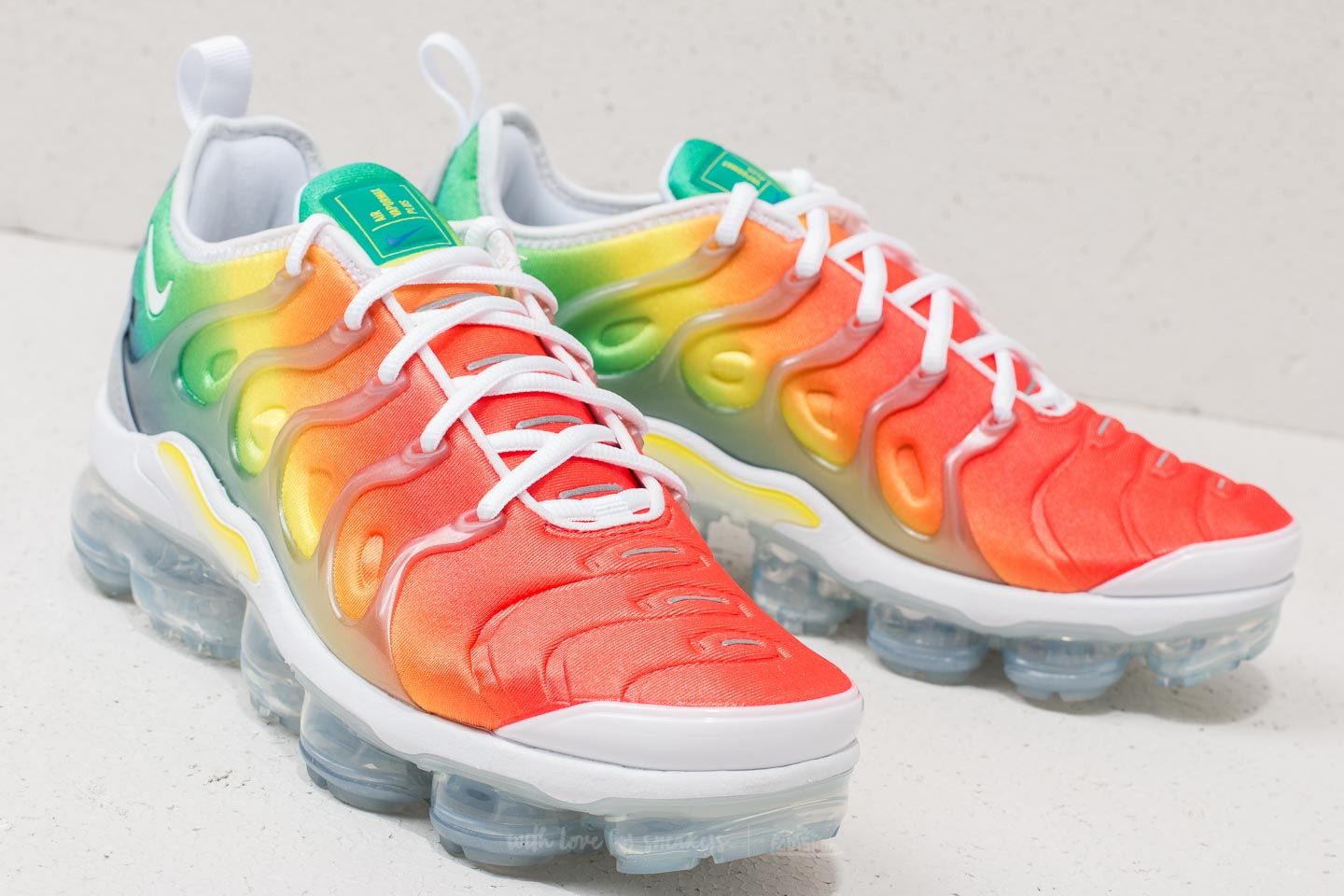 Nike vapormax clearance plus white orange
