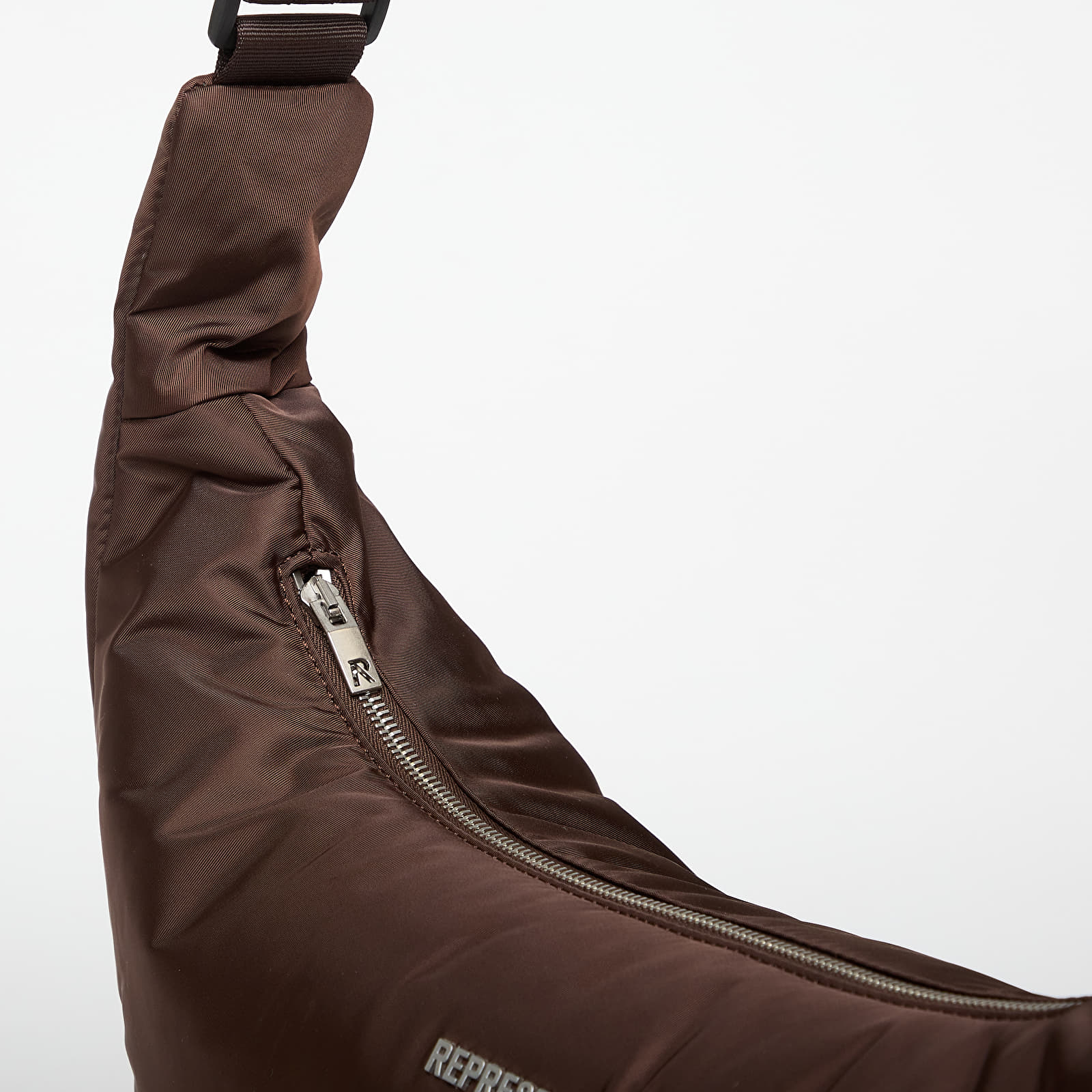 Crossbody-tasker REPRESENT Padded Sling Bag Dark Brown