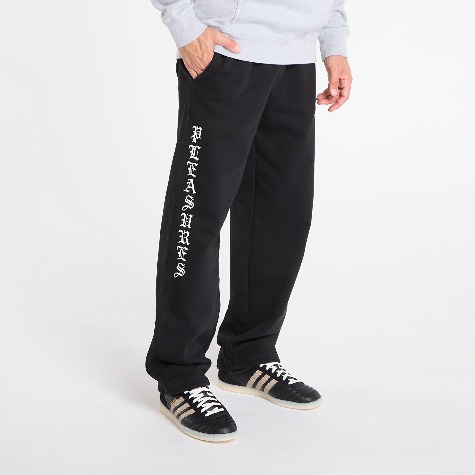 Meeste dressipüksid PLEASURES Pipe Sweatpants Black