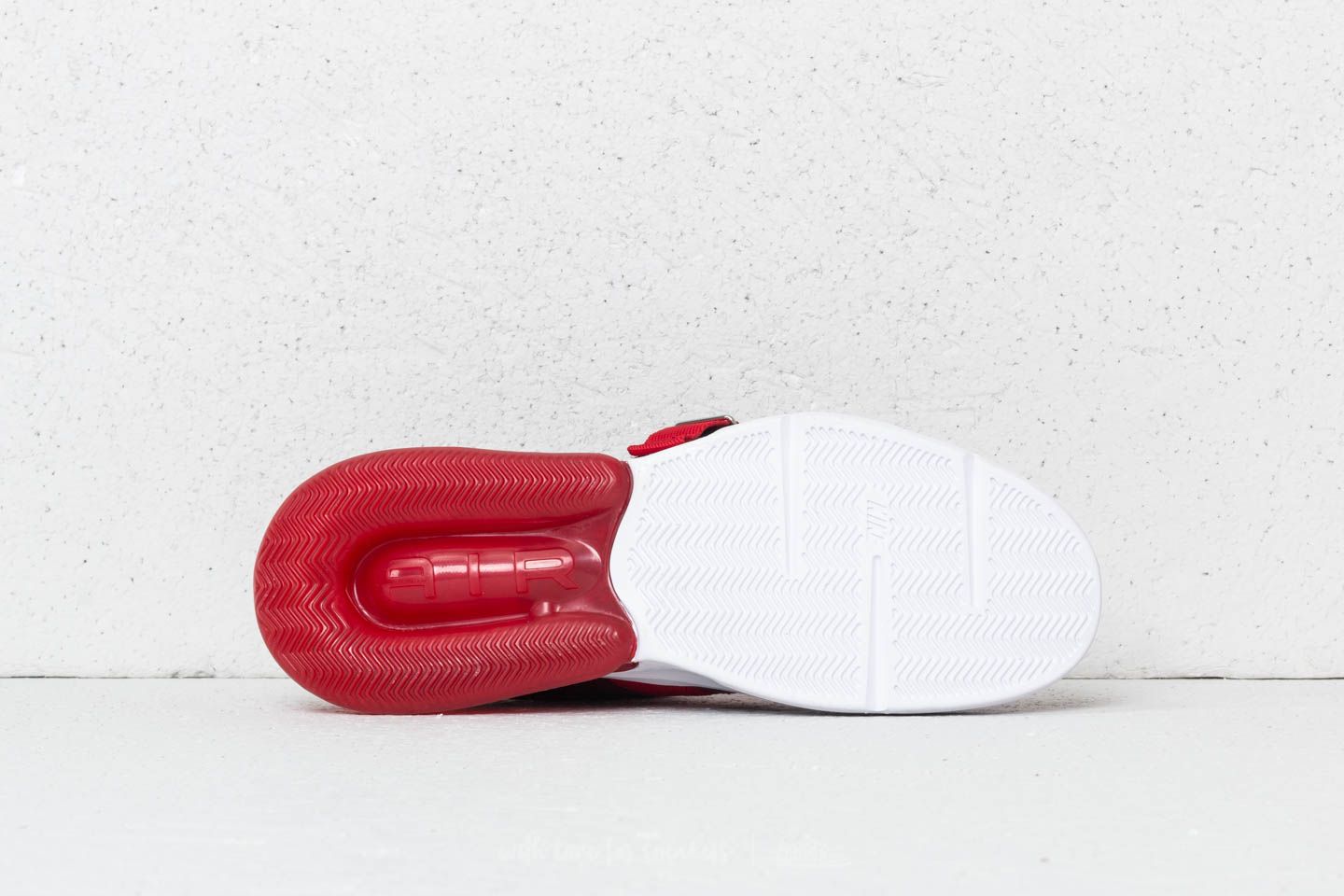 Nike 270 red sole deals