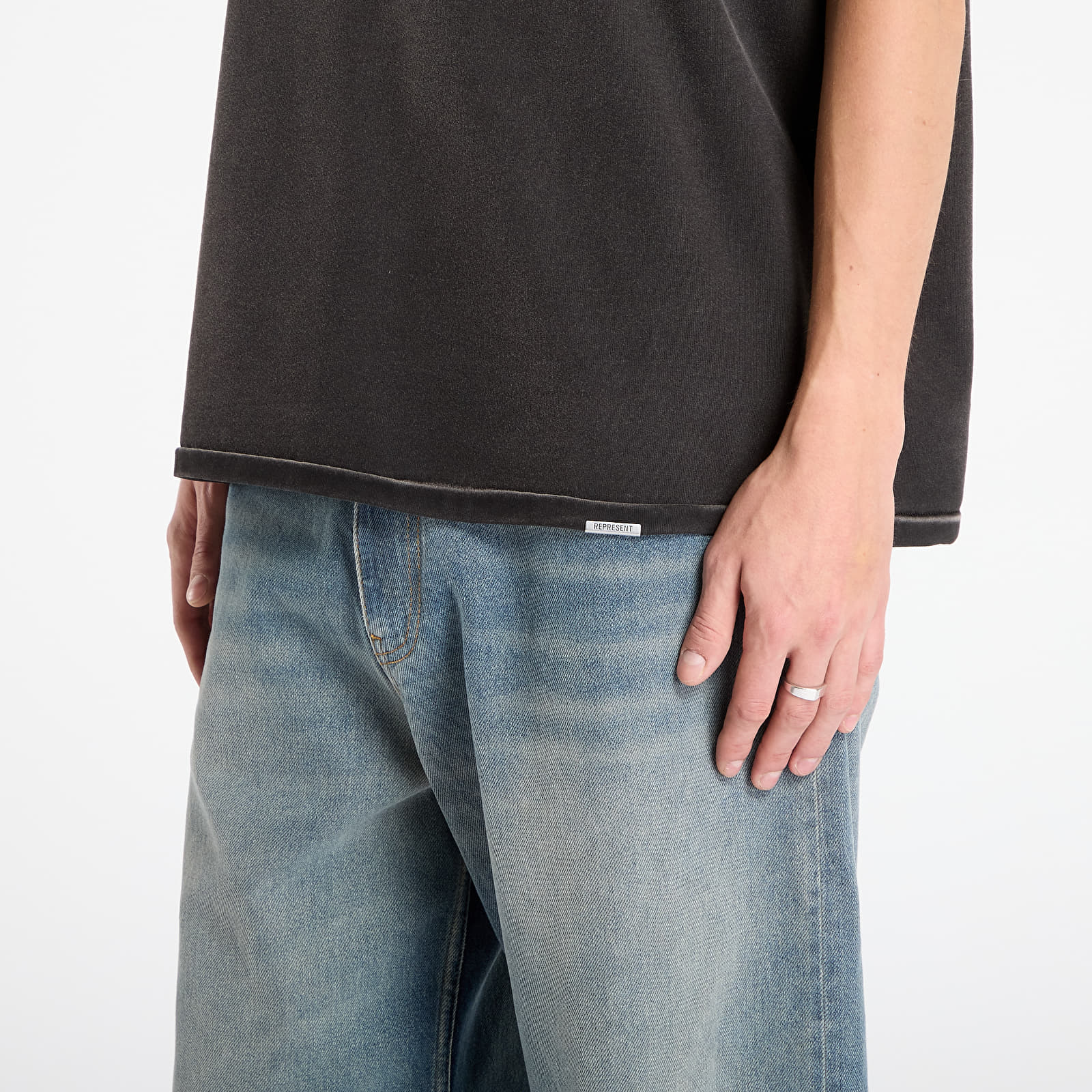 Тениски REPRESENT Showcasing T-Shirt Stained Black